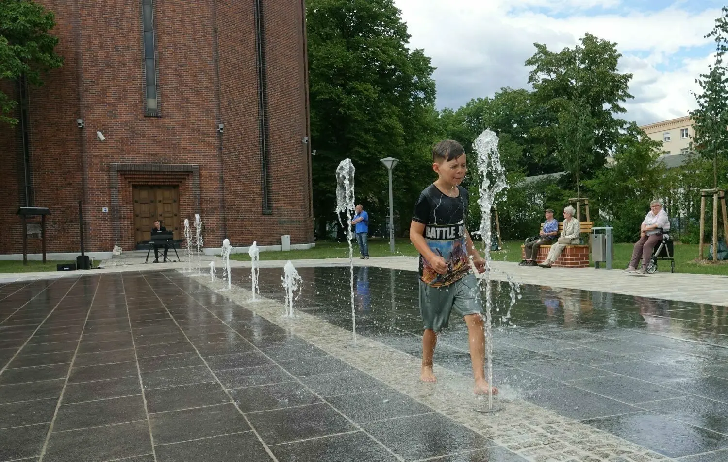 Augen zu und durch - Piet findet das neue Wasserspiel zu Füßen vom Wasserturm in Weißwasser ganz besonders toll.