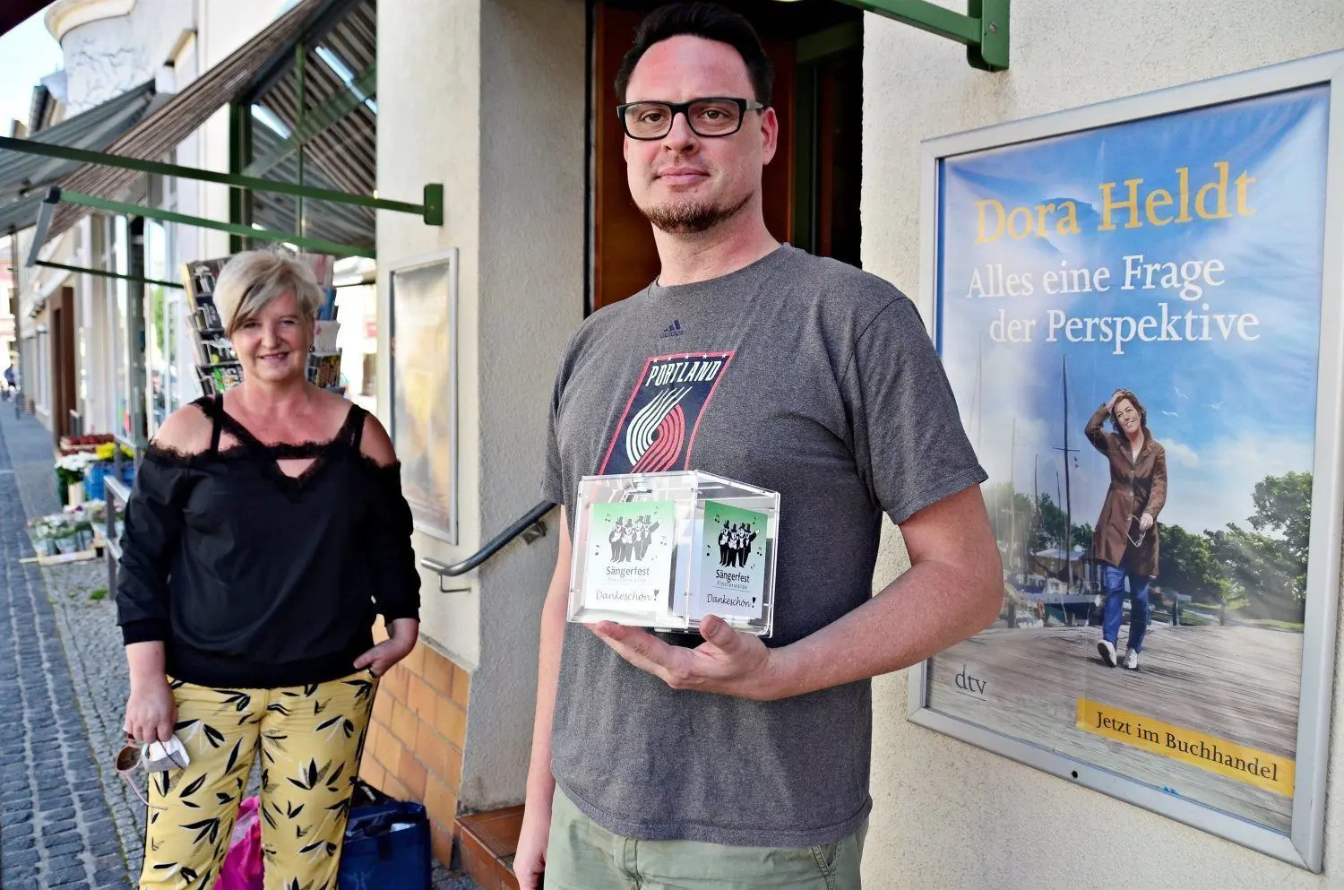 Spendenboxen für das Finsterwalder Sängerfest 2021:  Auch in der Buchhandlung Mayer steht eine seit Donnerstag. Torsten Mayer hat sie von Katrin Gröbe, Vorsitzende des Sängerfestvereins, bekommen.