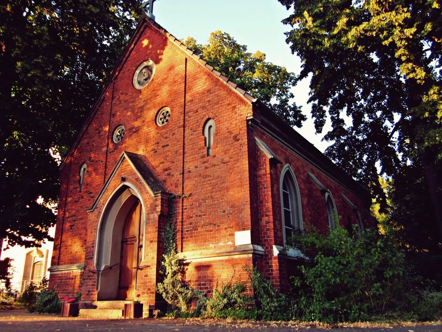 Die Kapelle am Tor zum Alten Lübbenauer Friedhof aus dem Jahr 1869 diente lange Zeit als Totenkapelle. Als der Friedhof geschlossen wurde, entfiel ihre Funktion. Heute wird darin sonntags evangelischer Gottesdienst gefeiert.