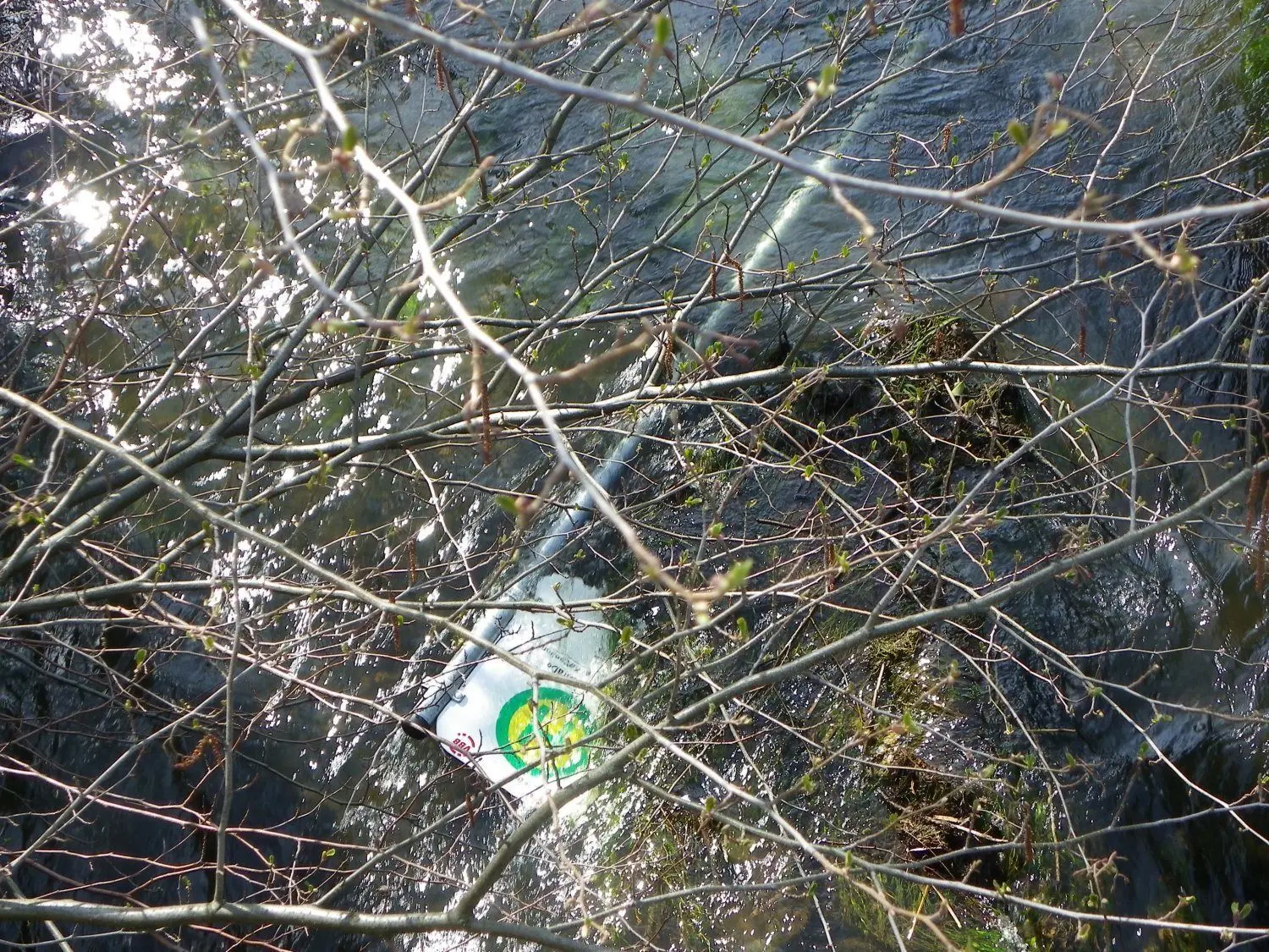 Vandalen rissen dieses Haltestellenschild aus seiner Halterung in der Frankfurter Straße und warfen es in die Egelneiße.