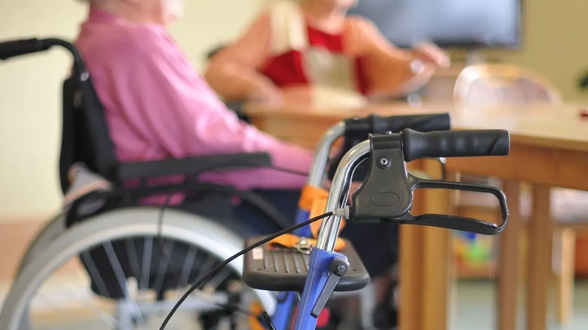 Viele Menschen sind auch im Landkreis Görlitz auf Pflege angewiesen.
ARCHIV - Eine Gehilfe (Rollator) steht in einem Seniorenheim in Frankfurt (Oder), aufgenommen am 15.02.2011. Senioren sind heute anders als die noch vor zehn Jahren. Alt sein bedeutet nicht automatisch Krankheit und Pflegebedürftigkeit. Am Freitag (20.05.2011) wird die Brandenburgische Seniorenwoche eröffnet. Foto: Patrick Pleul/lbn (zu lbn vom 20.05.2011) +++(c) ZB-FUNKREGIO OST - Honorarfrei nur für Bezieher des ZB-Regiodienstes+++ +++ dpa-Bildfunk +++