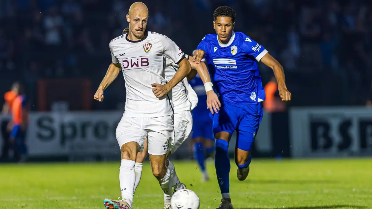 Krise: Gegen den BFC Dynamo gibt es für Carl Zeiss Jena in der Regionalliga Nordost erneut keine Punkte. Nach fünf Spieltagen steht der Mitfavorit noch ohne Sieg da. Was sagt Trainer René Klingbeil zur Krise?
Fussball, Herren, Saison 2023/2024, Regionalliga Nordost (5. Spieltag), BFC Dynamo - FC Carl Zeiss Jena, v. l. Steffen Eder (BFC Dynamo), Benjamin Zank (Carl Zeiss Jena), 25.08. 2023, Foto: Matthias Koch