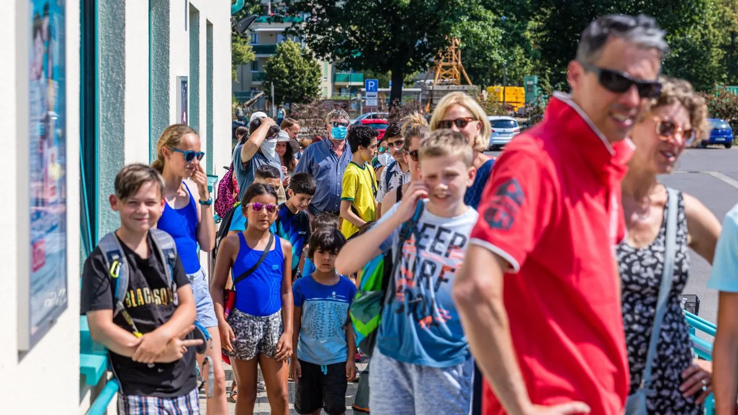 Schlangestehen am Eingang der Lagune: Mehr als 400 Gäste hatten sich für einen Besuch innerhalb der Wir-helfen-Aktion angemeldet.
