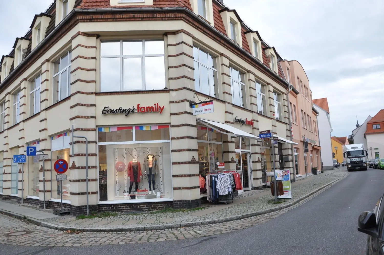 Immer mehr Geschäfte schließen oder sind bereits länger geschlossen in der Innenstadt von Elsterwerda - Ernstings Family zieht aus der Langen Straße im Stadtzentrum in das Elster-Center im Gewerbegebiet-Ost an der B 169
