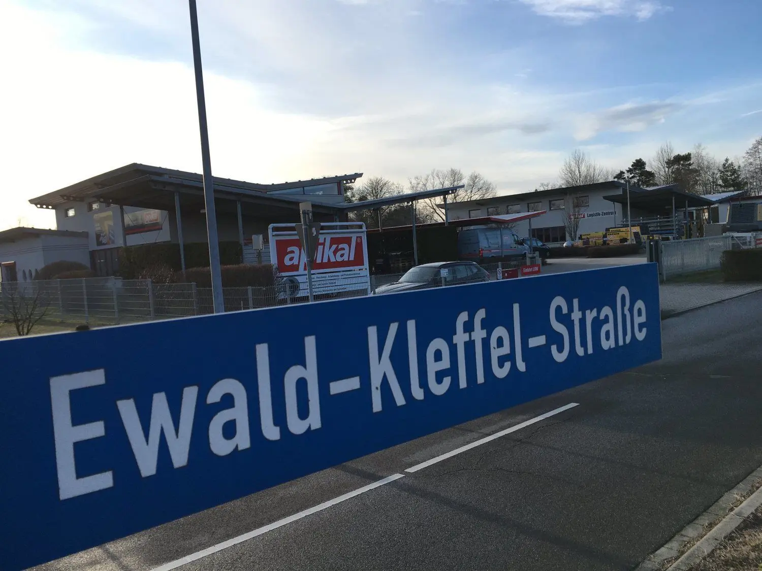 Kleffel war Architekt und wichtig für Laubusch, Apikal ist ein Kind Lautas und ist wichtig für das Gewerbegebiet Laubusch. Das Unternehmen ist einst im Lausitzer Technologiezentrum gegründet worden.