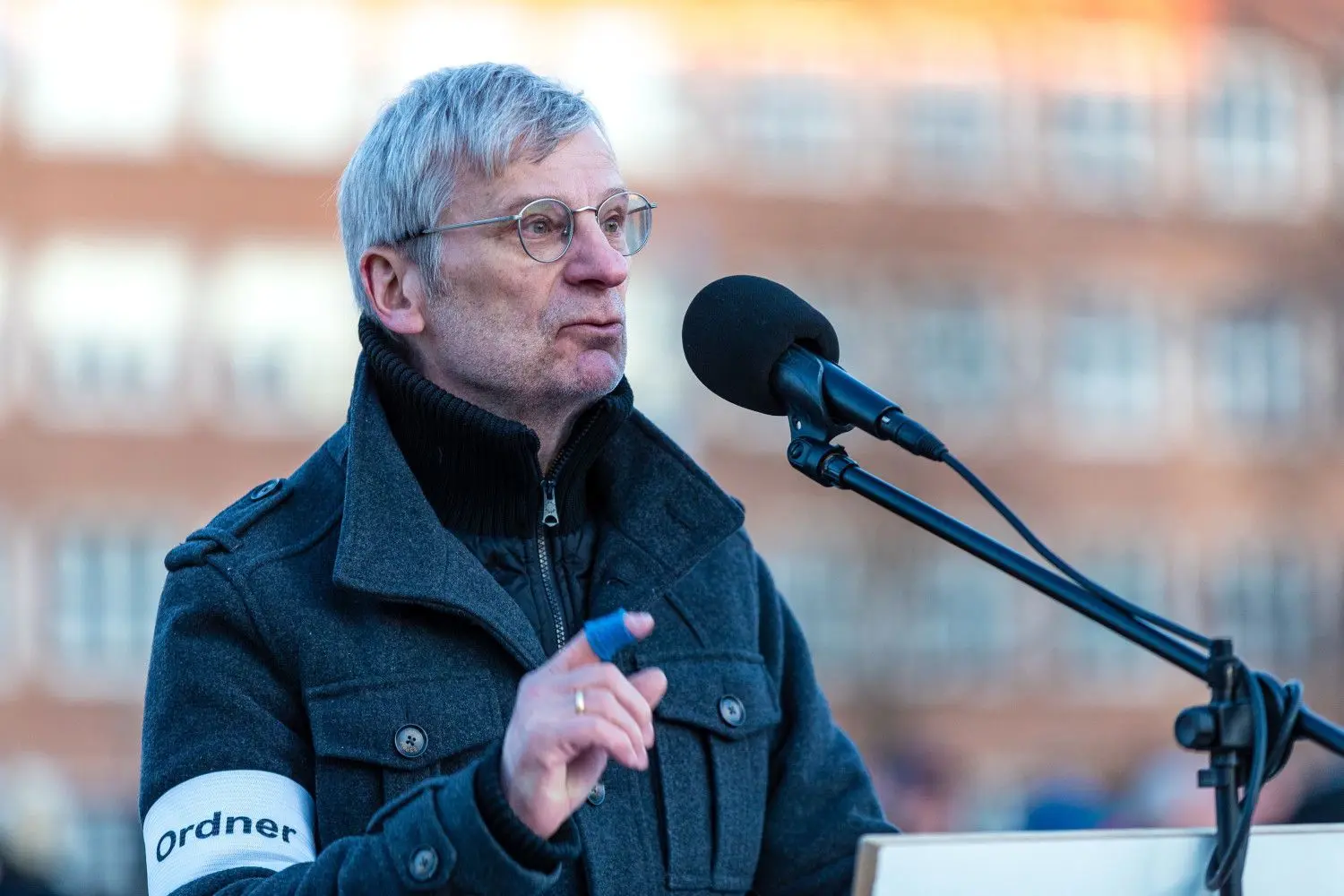 Hauptredner Hans-Christoph Berndt, Fraktionsvorsitzender der AfD im brandenburgischen Landtag, spricht zu drei Themen: der Impfpflicht, der Flüchtlingswelle und der Preissteigerung an den Tankstellen. Seine Kritik gilt der deutschen Regierung.