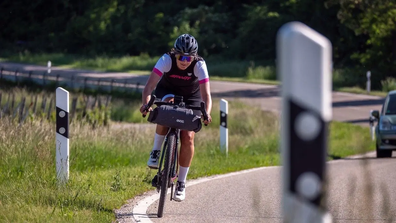Die einstige Profi-Mountainbikerin Steffi Marth aus Plessa ist jetzt für die Bike-Industrie tätig und gerade auf Tour von Stuttgart an die Nordsee und weiter über Berlin nach Dresden.