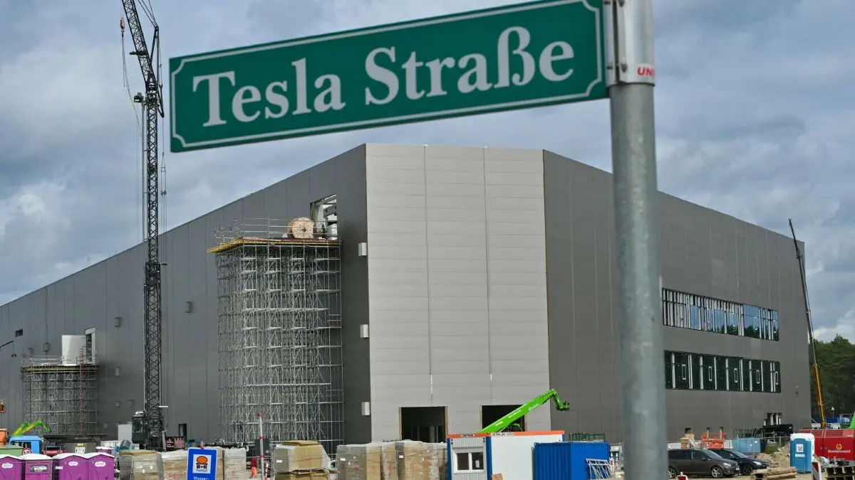 Batteriefabrik in Grünheide: Tesla wird in Brandenburg weiterhin Einzelkomponenten wie Elektroden fertigen. Doch diese werden anschließend zur Endmontage in die USA versandt, um von den Steuererleichterungen zu profitieren.
ARCHIV - 15.09.2022, Brandenburg, Grünheide: Die Baustelle des Gebäudes der Batteriefabrik der Tesla Gigafactory Berlin Brandenburg. (zu dpa: «Experte sieht steigende Risiken für Batterie-Investitionen wie Tesla») Foto: Patrick Pleul/dpa +++ dpa-Bildfunk +++