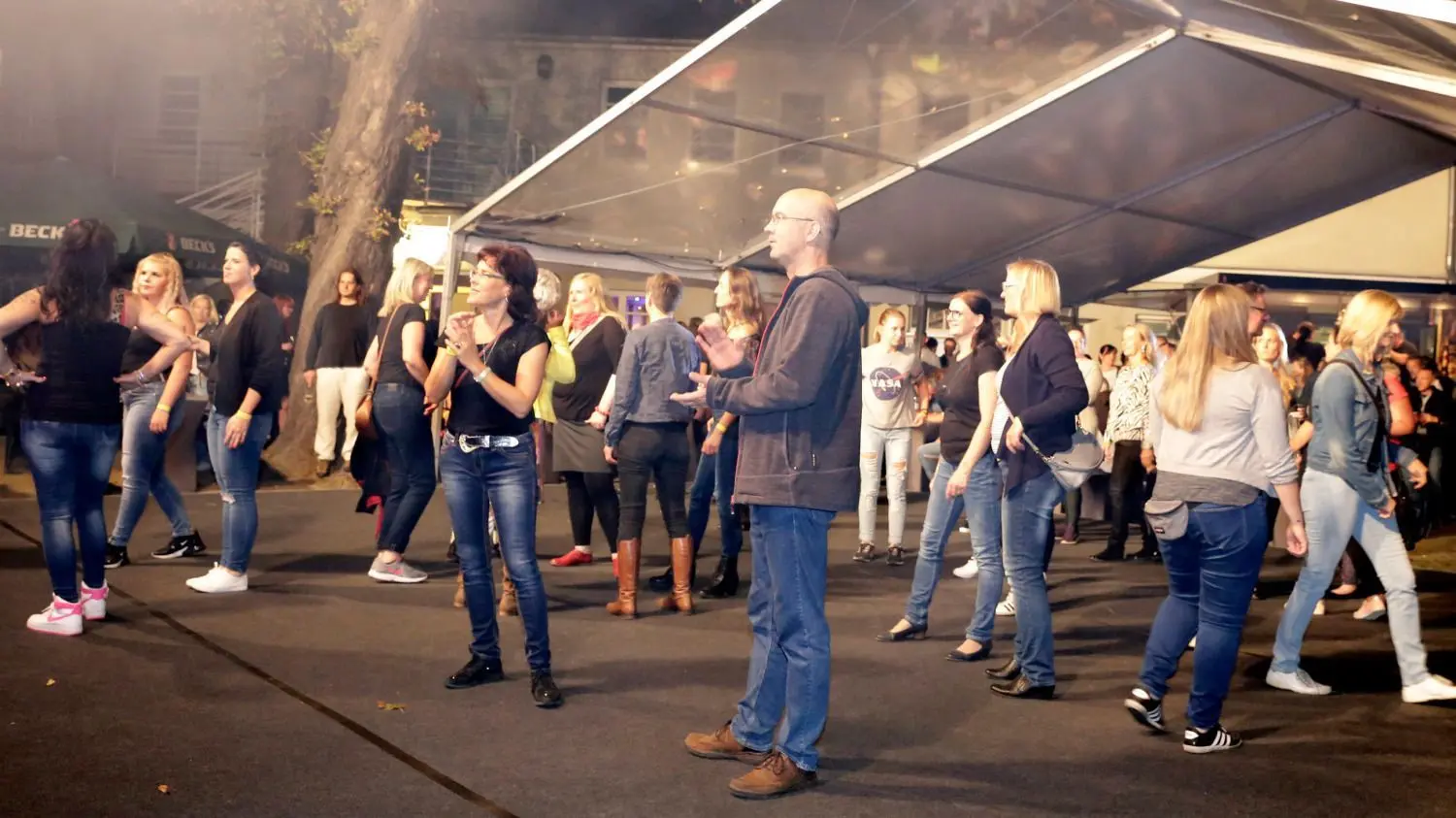 Viel Platz zum Tanzen gab es auf dem Luckauer Schlossberg, im Freien zur Musik der Band "Feelgood".