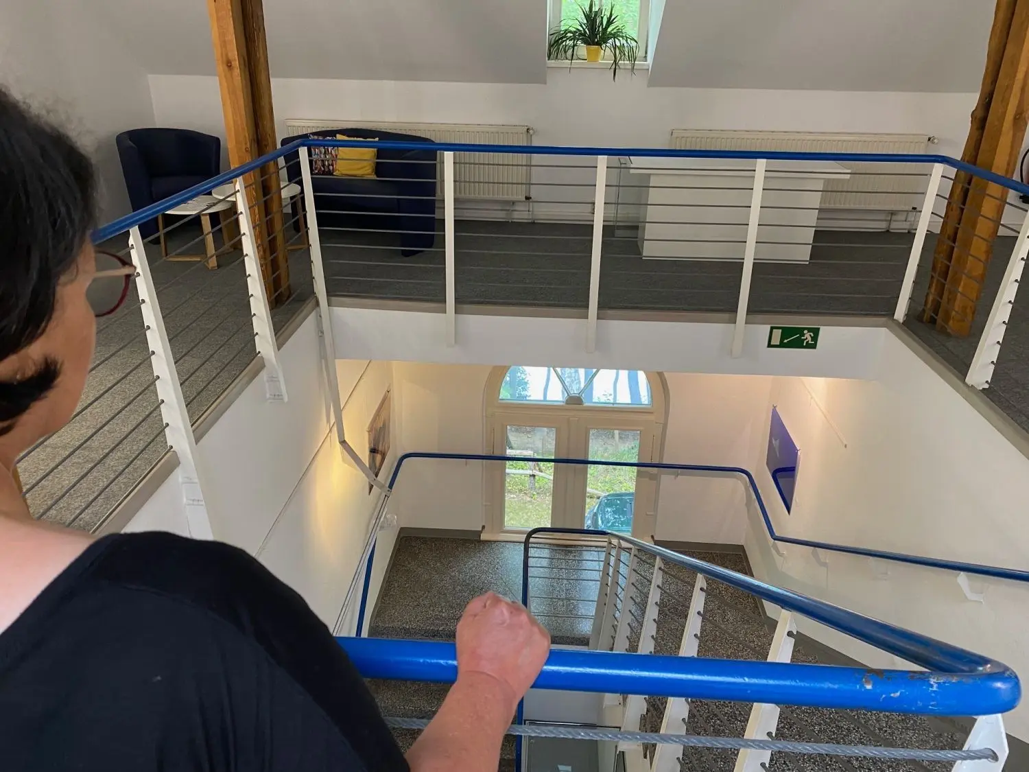 Blick in den Flur der Volkshochschule Weißwasser. Er wird auch gern für Ausstellungen genutzt. Das große Fenster auf halber Treppe war früher der Eingang in das Gebäude.