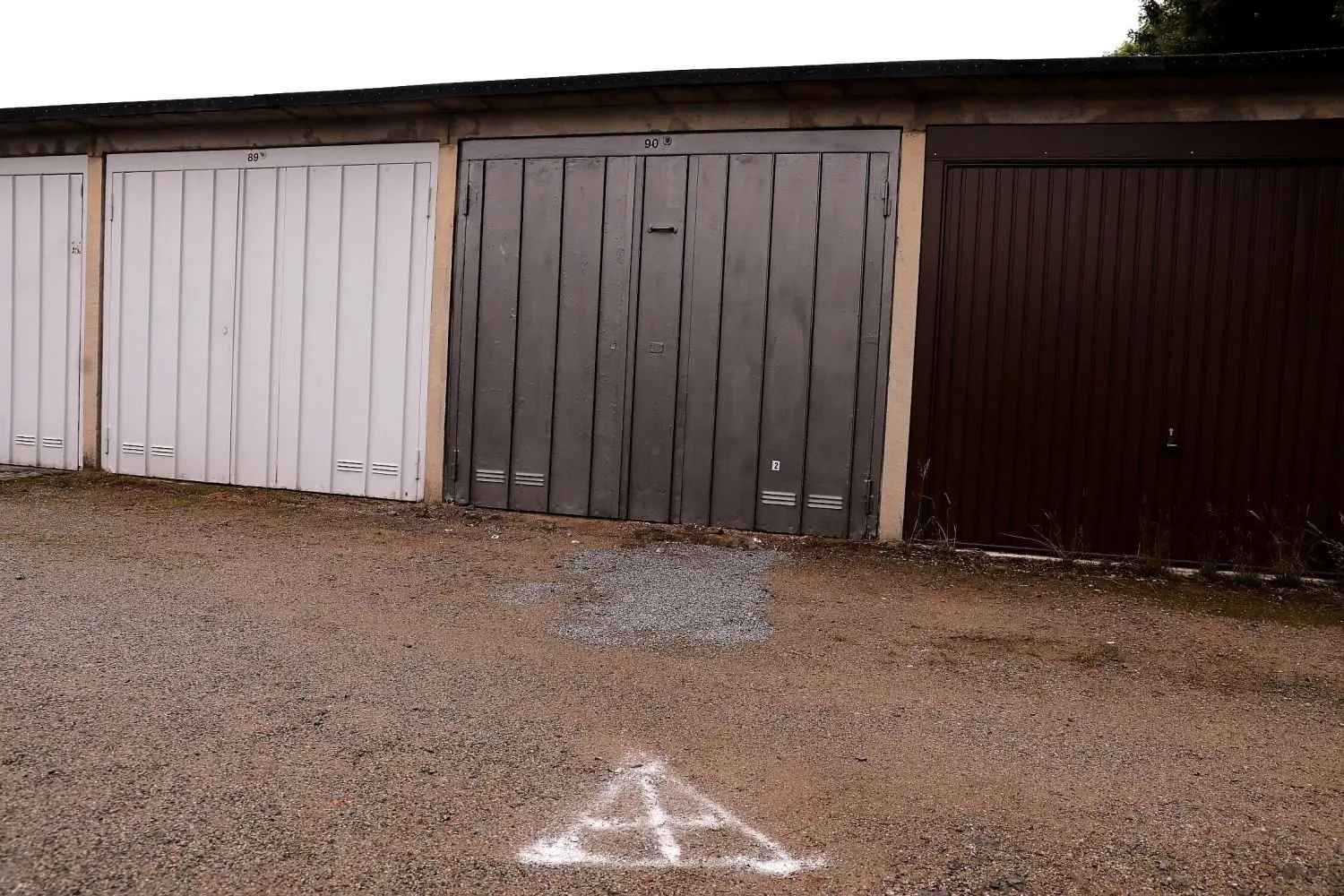Ein Zeuge hatte am Mittwochnachmittag eine schwer verletzte junge Frau im Bereich eines Garagenkomplexes in Großröhrsdorf gemeldet.