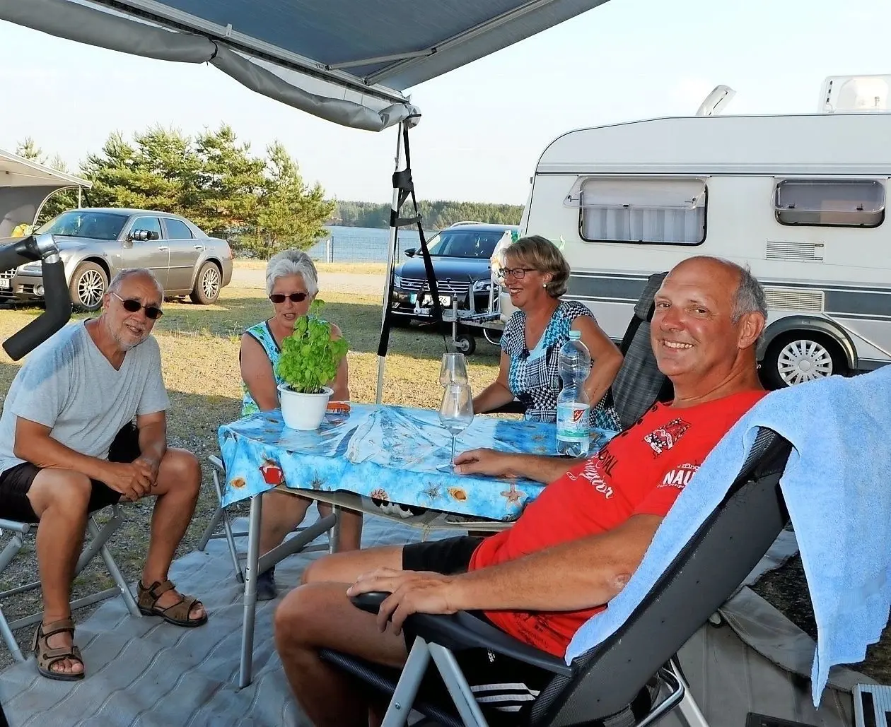 Roland und Angelika Schmitt aus Franken und Karin und Rainer Hüsken aus Mühlheim/Ruhr (v.l.) fühlen sich als Camper sehr wohl am Bärwalder See. Sie genießen die idyllische Nähe zum Wasser.