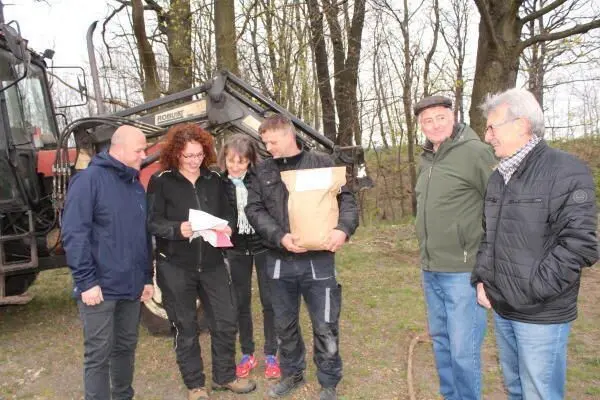 Christina Grätz (2. v. l.) hatte dem Cantdorfer Bauern Gisbert Schur im April einen Sack Samen überreicht.