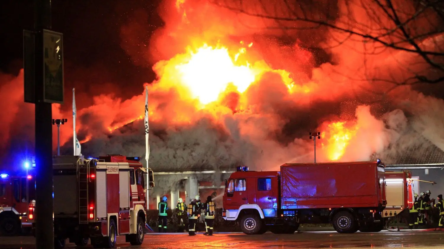 80 Einsatzkräfte waren bei dem Vollbrand im Küchencenter am Marktkauf in Lauchhammer im Einsatz.