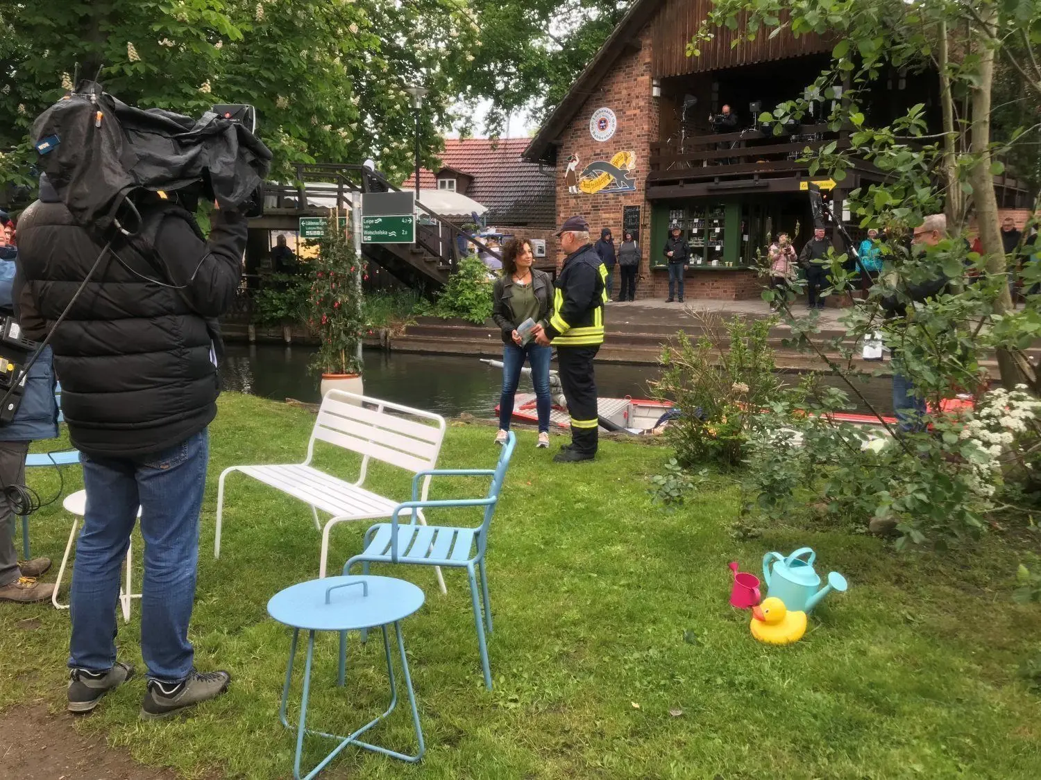 Moderatorin Isabel Varrell (links) vom ARD-Magazin "Live nach neun" lässt sich von Feuerwehrmann Wolfgang Gahl erklären, wie man einen Brand vom Kahn aus löscht.