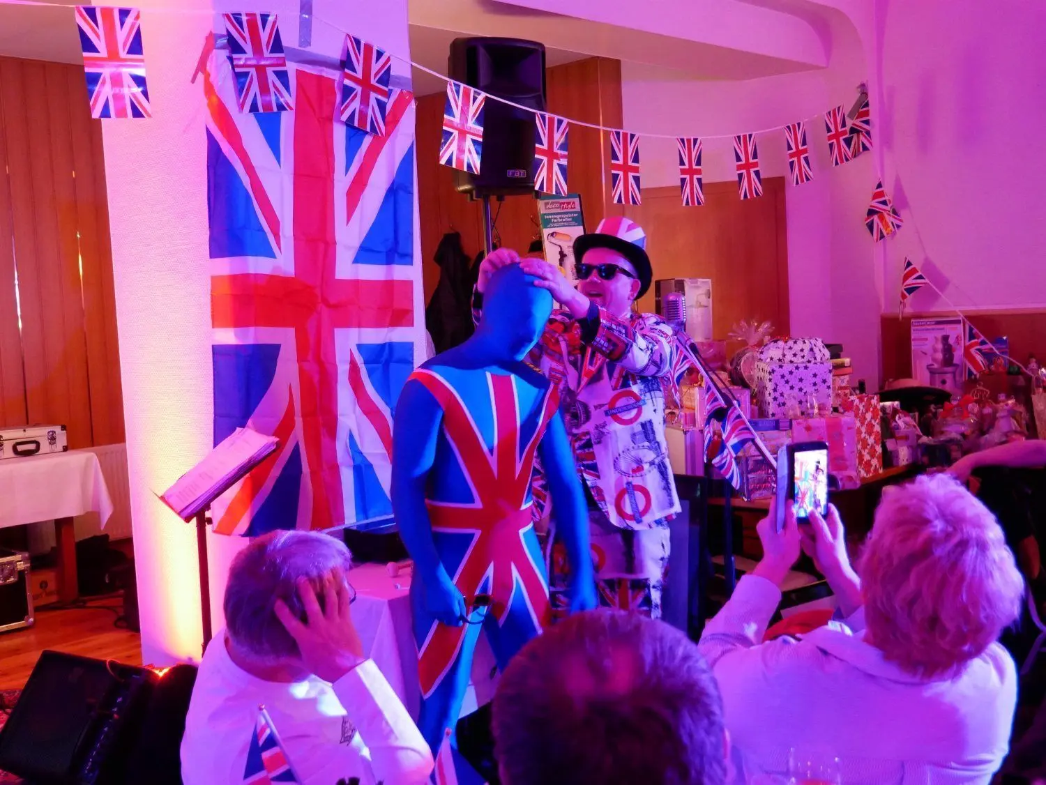 Weihnachtsversteigerung der Röderstompers in der Gaststätte „Eichhörnchen“ in Reichenhain – Chefauktionator Rene Schollbach von den Röderstompers und sein langjähriger Assistent Jens Gute – hatten im Vorjahr das Thema Brexit.