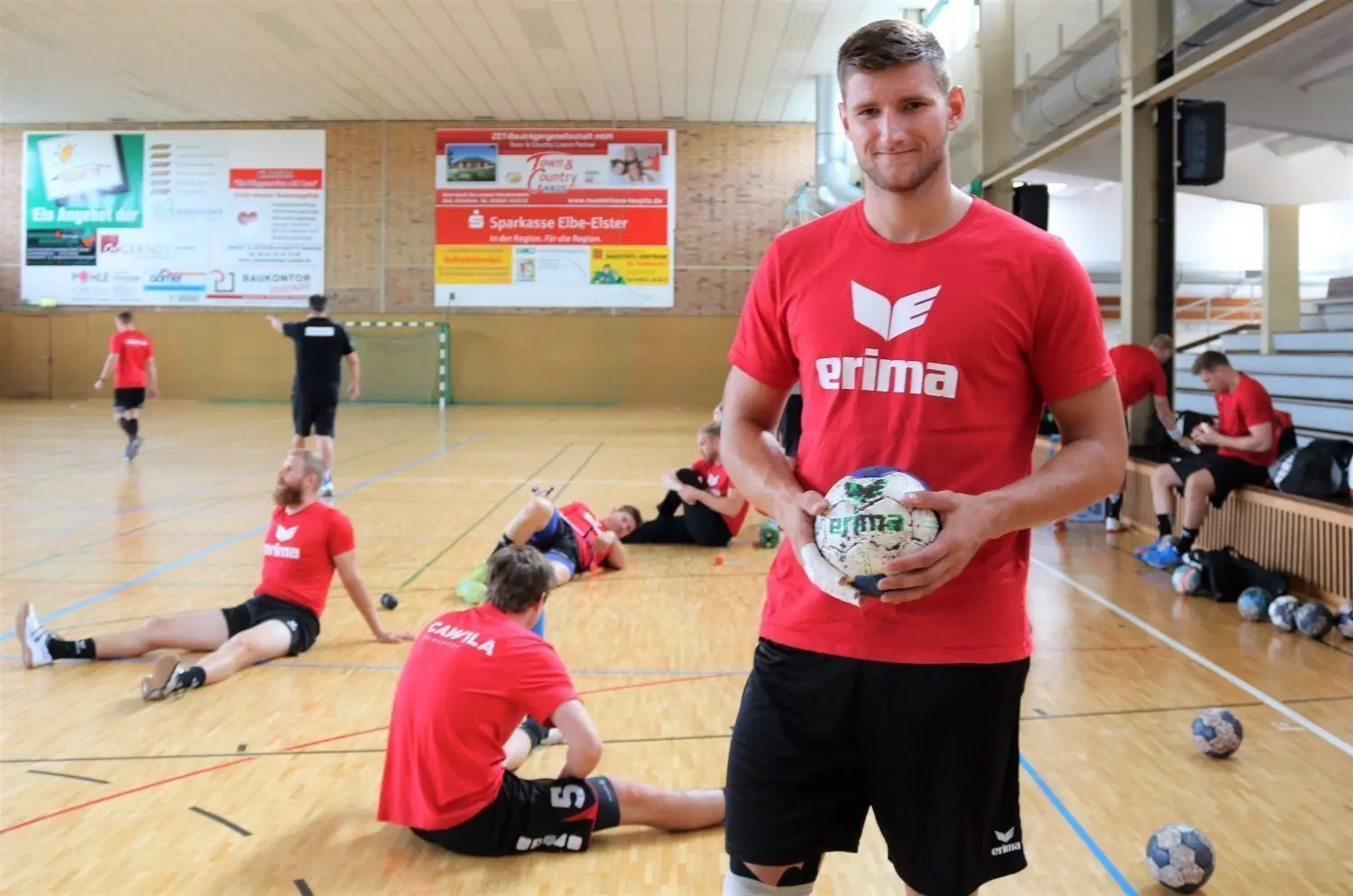 Georg Pöhle, Zweiter in der Torschützenliste der letzten Zweitliga-Saison, freut sich auf das Spiel gegen den SC DHFK in seiner Heimathalle. ⇥
