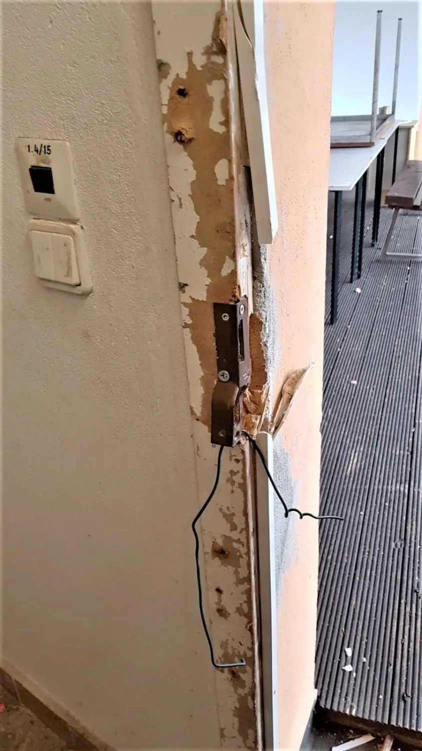 Der Türrahmen ist komplett zerstört und nicht mehr zu gebrauchen, nachdem sich die Einbrecher gewaltsam Zutritt verschaft haben.