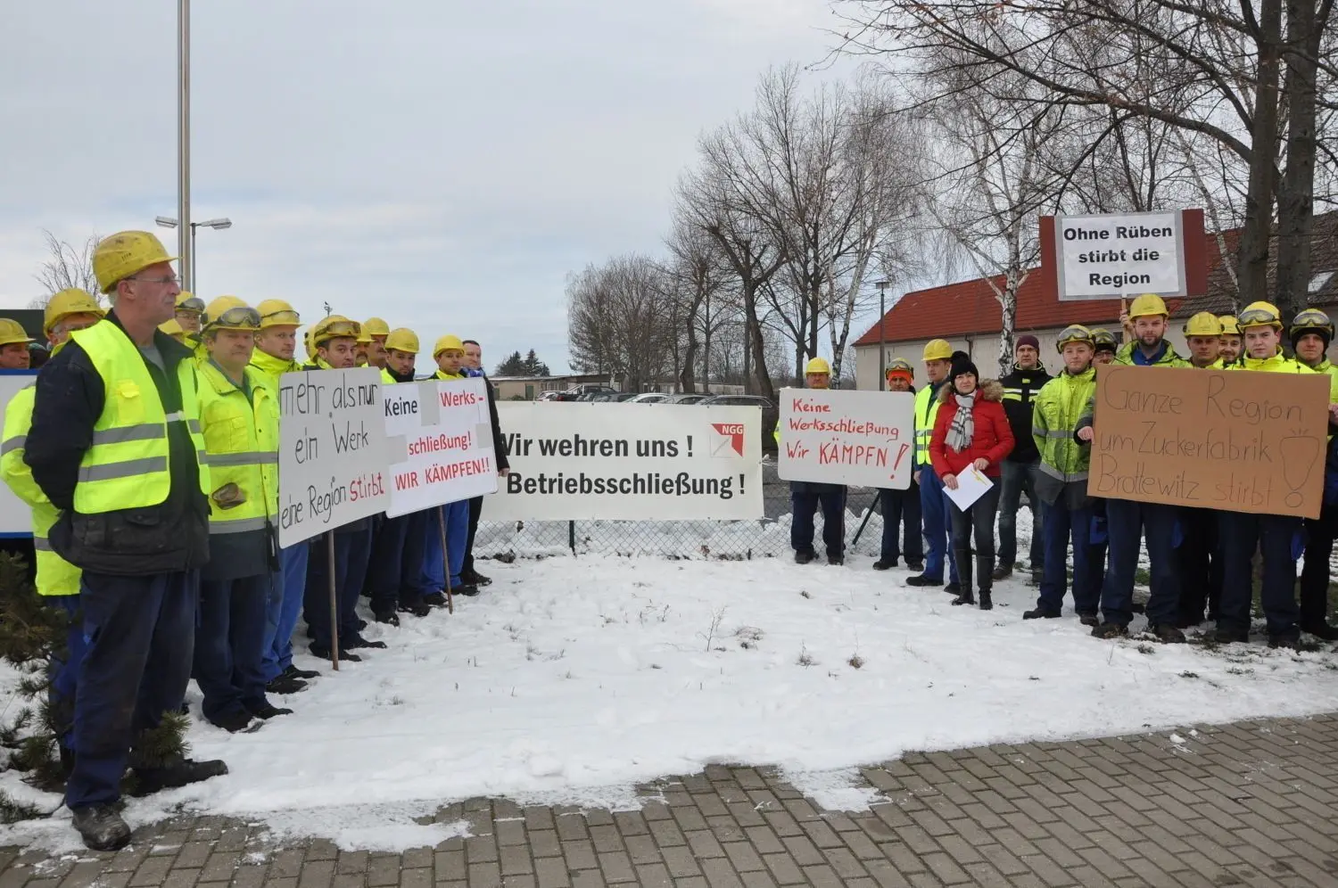 Südzucker Fabrik Brottewitz: Das Schild vorm Arbeitskampf 2009 bei Campina Elsterwerda  „Wir wehren uns! Keine Betriebsschließung!“ wird an die Belegschaft der Zuckerfabrik übergeben