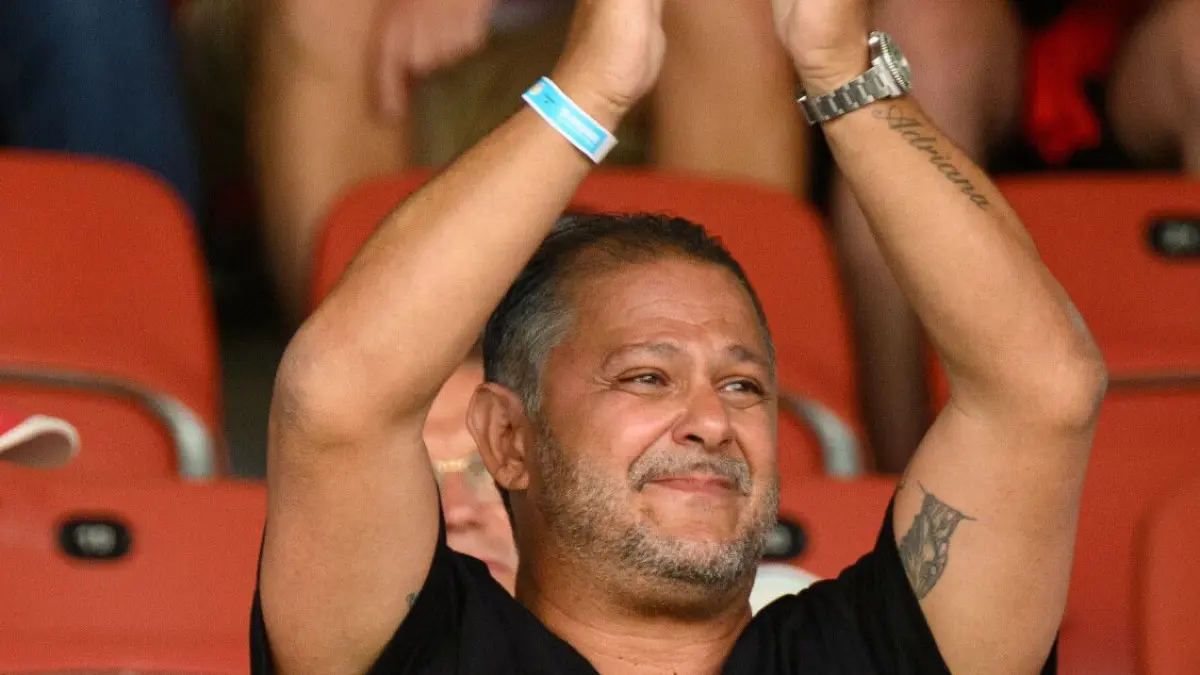 Auch für Papa Franklin Bittencourt war die Rückkehr ins Stadion der Freundschaft zu Energie Cottbus ein sehr emotionaler Abend.
01.08.2022, Brandenburg, Cottbus: Fußball: DFB-Pokal, FC Energie Cottbus - SV Werder Bremen, 1. Runde, Stadion der Freundschaft. Franklin Bittencourt, ehemaliger Spieler des FC Energie Cottbus und Vater des Bremer Spielers Leonardo Bittencourt, steht auf der Tribüne. Foto: Robert Michael/dpa - WICHTIGER HINWEIS: Gemäß den Vorgaben der DFL Deutsche Fußball Liga bzw. des DFB Deutscher Fußball-Bund ist es untersagt, in dem Stadion und/oder vom Spiel angefertigte Fotoaufnahmen in Form von Sequenzbildern und/oder videoähnlichen Fotostrecken zu verwerten bzw. verwerten zu lassen. +++ dpa-Bildfunk +++