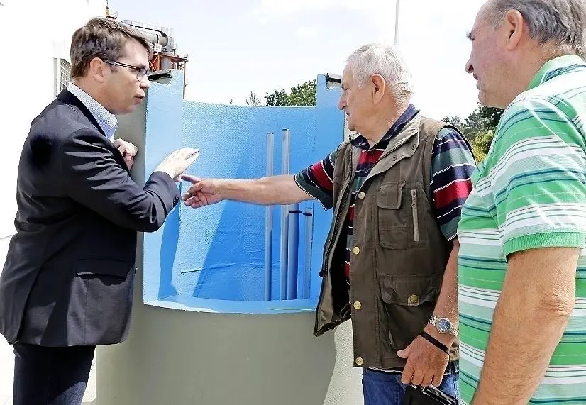 Am Musterschacht erläutert Torsten Hansen, Leiter Forschung und Entwicklung bei LKT, Walter Heinze und Horst Richter (v.l.)  die praktische Anwendung des FlexReha-Sanierungsverfahrens.⇥