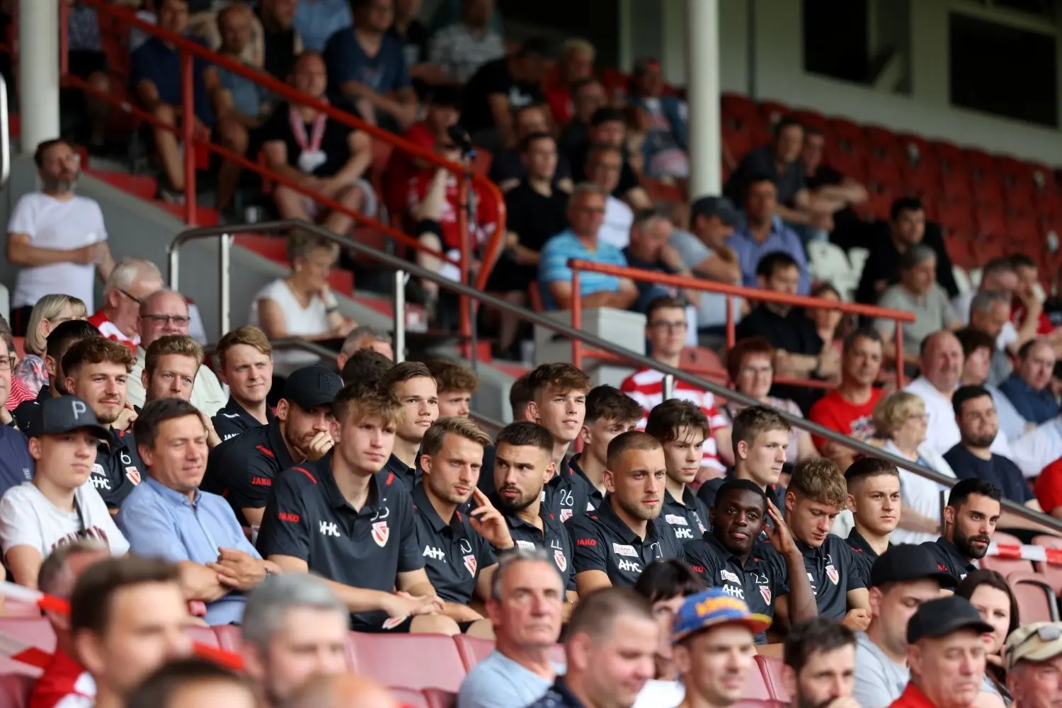 In den vergangenen Jahren war meist die Mannschaft des FC Energie Cottbus bei der Mitgliederversammlung dabei. In diesem Jahr ist nicht damit zu rechnen, die Profis sind nach dem späten Saisonschluss noch im Urlaub. Ohnehin ist noch unklar, wie der Kader des FCE in der kommenden Saison aussieht.