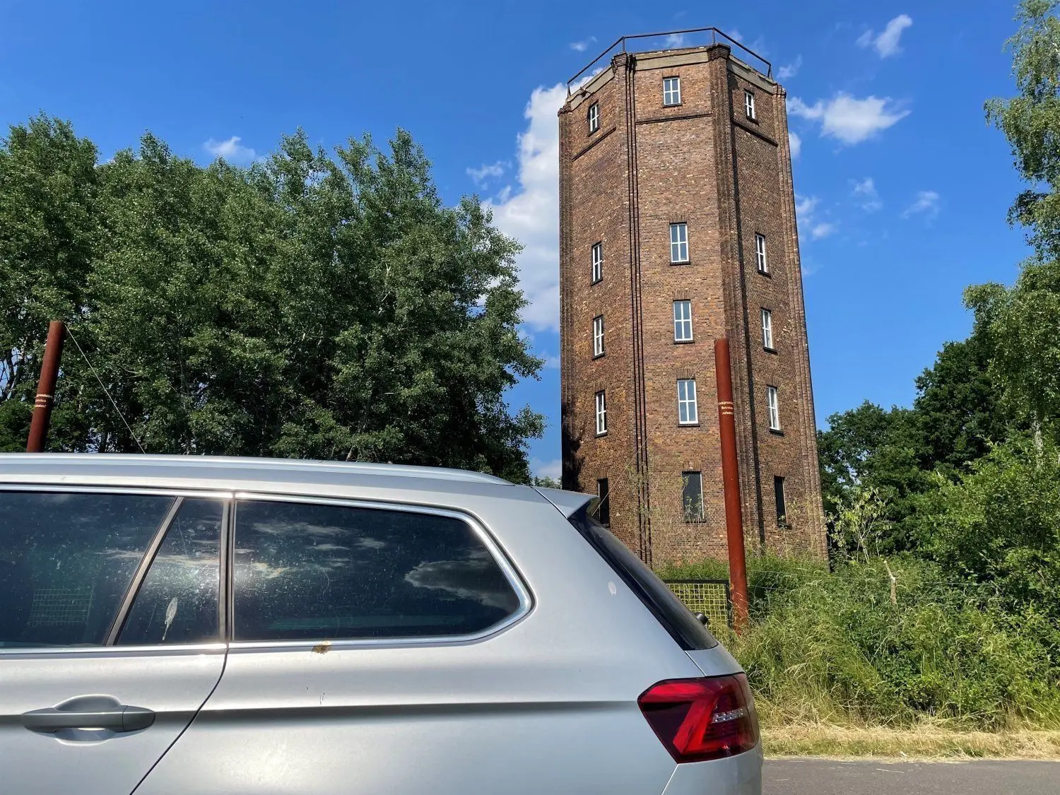 Der silberne VW von Fynn Kliemann parkt vor dem Gubener Wasserturm. Der Musiker und YouTuber aus Zeven im niedersächsischen Landkreis Rotenburg hat den Turm auf eBay gekauft und war nun zum zweiten Mal vor Ort in Guben.
