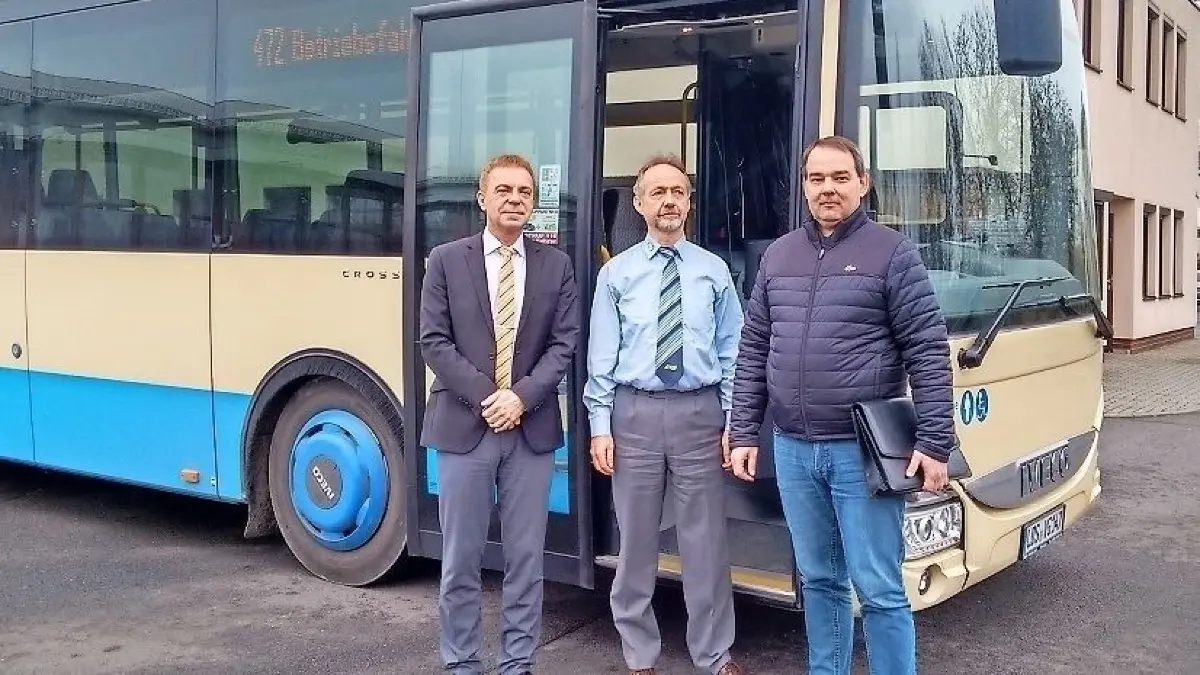 Siegfried Richter (Geschäftsführer RVS), Lutz Strohschein (Leiter Marketing RVS) und Christian Jank (beim Landkreis zuständig für den ÖPNV) vor einem RVS-Bus.⇥
Siegfried Richter (Geschäftsführer RVS), Lutz Strohschein (Leiter Marketing RVS) und Christian Jank (beim Landkreis zuständig für den ÖPNV) vor einem RVS-Bus.