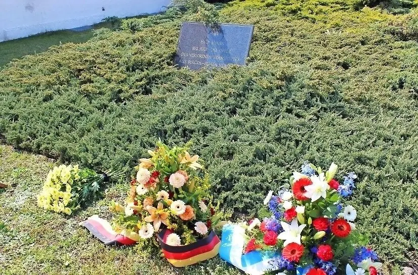 Unter anderem an der Gedenktafel bei der Tröbitzer Dorfkirche wurden am Dienstag Kränze in Erinnerung an den „Verlorenen Transport“ niedergelegt.