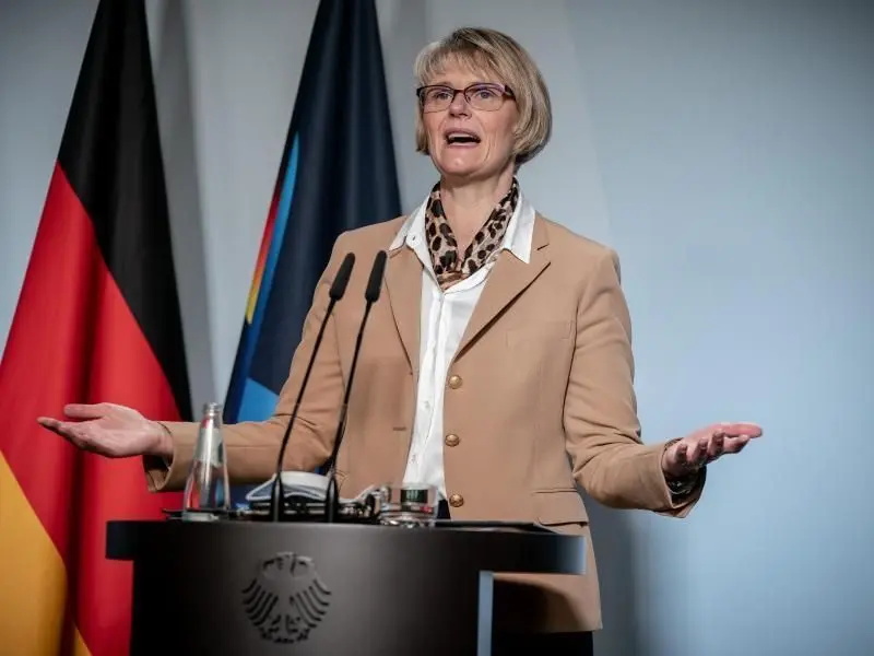 Bildungsministerin Anja Karliczek kann sich eine vollständige Rückkehr zum Präsenzunterricht in allen Jahrgängen aufgrund der derzeitigen Infektionslage nicht vorstellen.