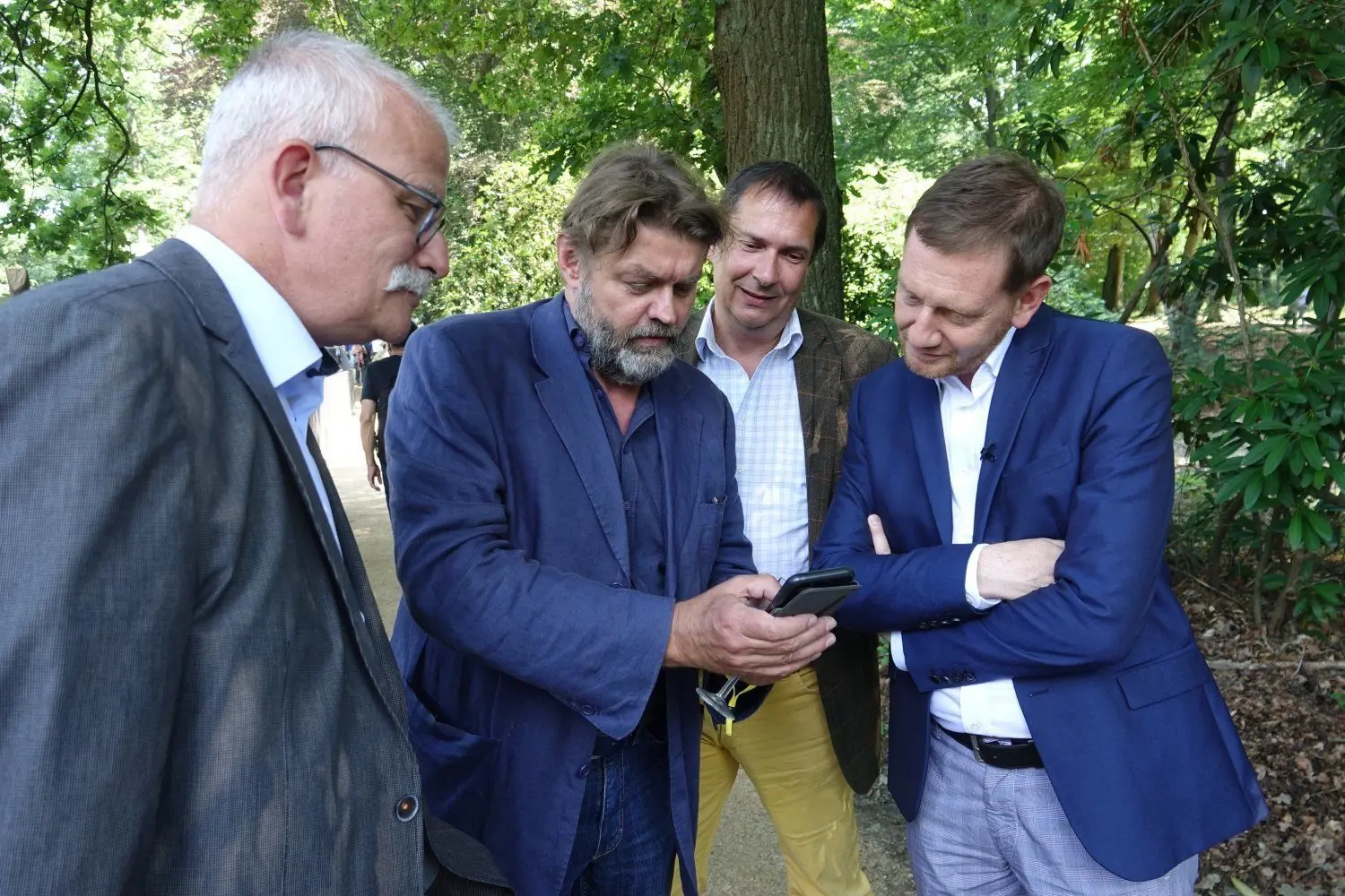 Immer diese Jugend mit ihren Handys. Kaum ist die sanierte Rakotzbrücke in Kromlau eingeweiht, muss man hier schon mit den besten Bildern protzen. Wo soll das noch hinführen?