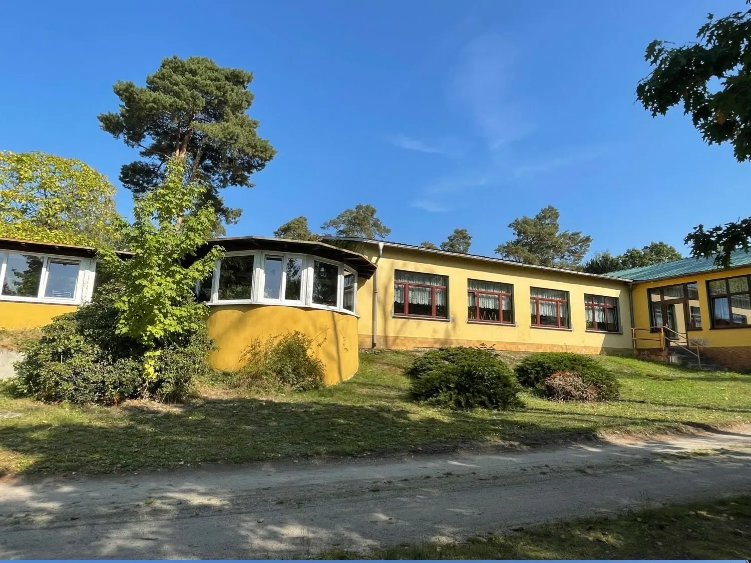 Die Waldschänke Bad Erna ist ein großzügig angelegter Familienbetrieb direkt am Badesee in Schönborn.