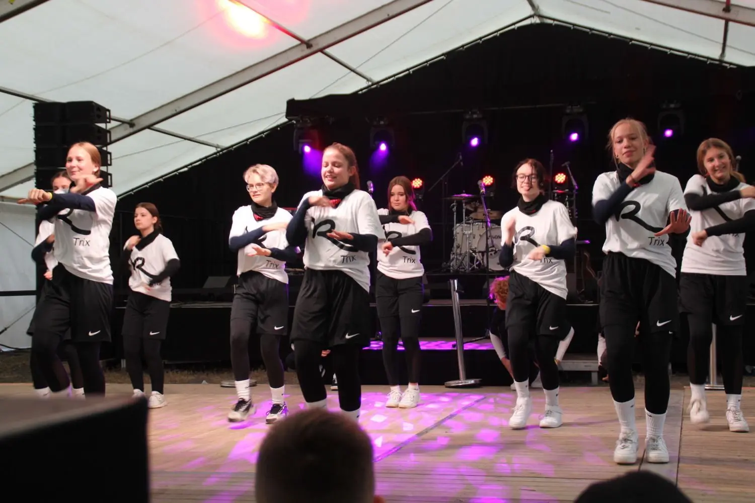 Für ordentlich Stimmung im Festzelt sorgten beim TDDK-Firmenjubiläum die Auftritte der preisgekrönten Tanzcompany "Kamenz can dance" - hier mit der Gruppe R-Trix.