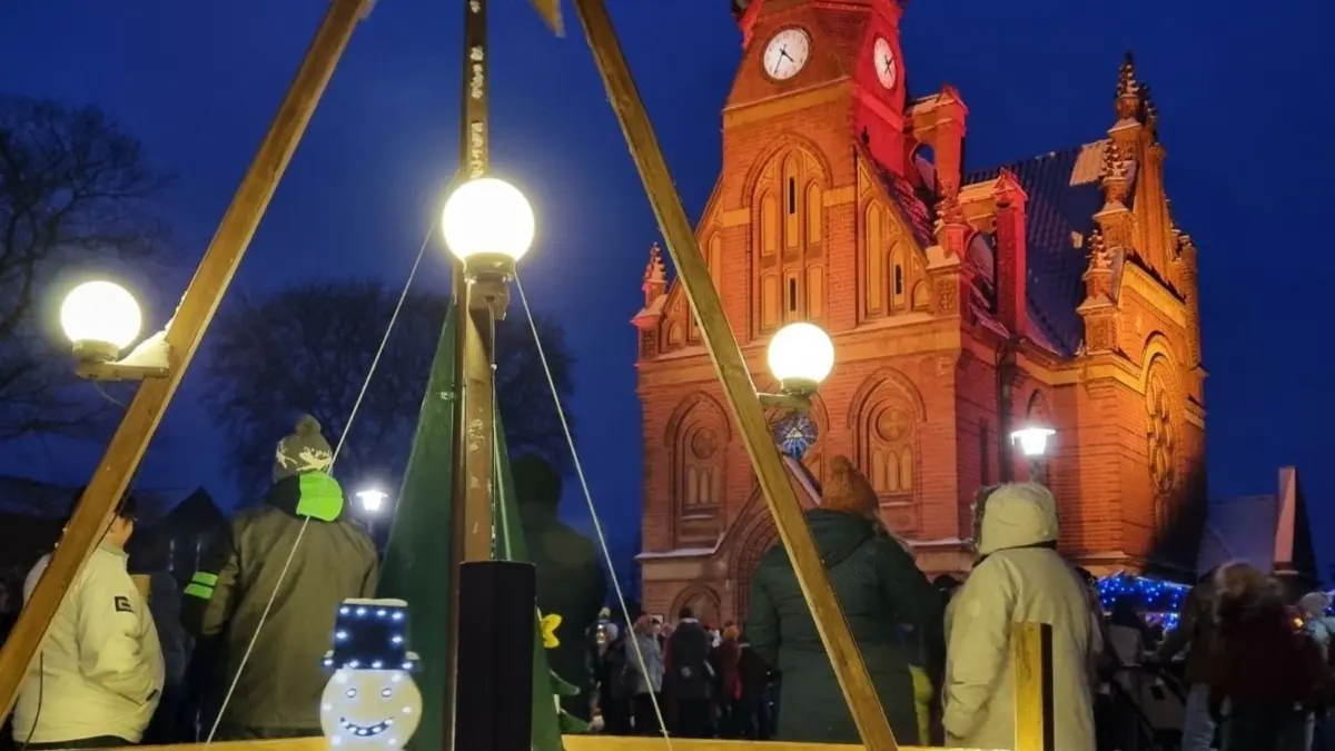 Weihnachtstreiben in Annahütte, traditionell an der Henriettenkirche.
Weihnachtsmarkt Annahütte