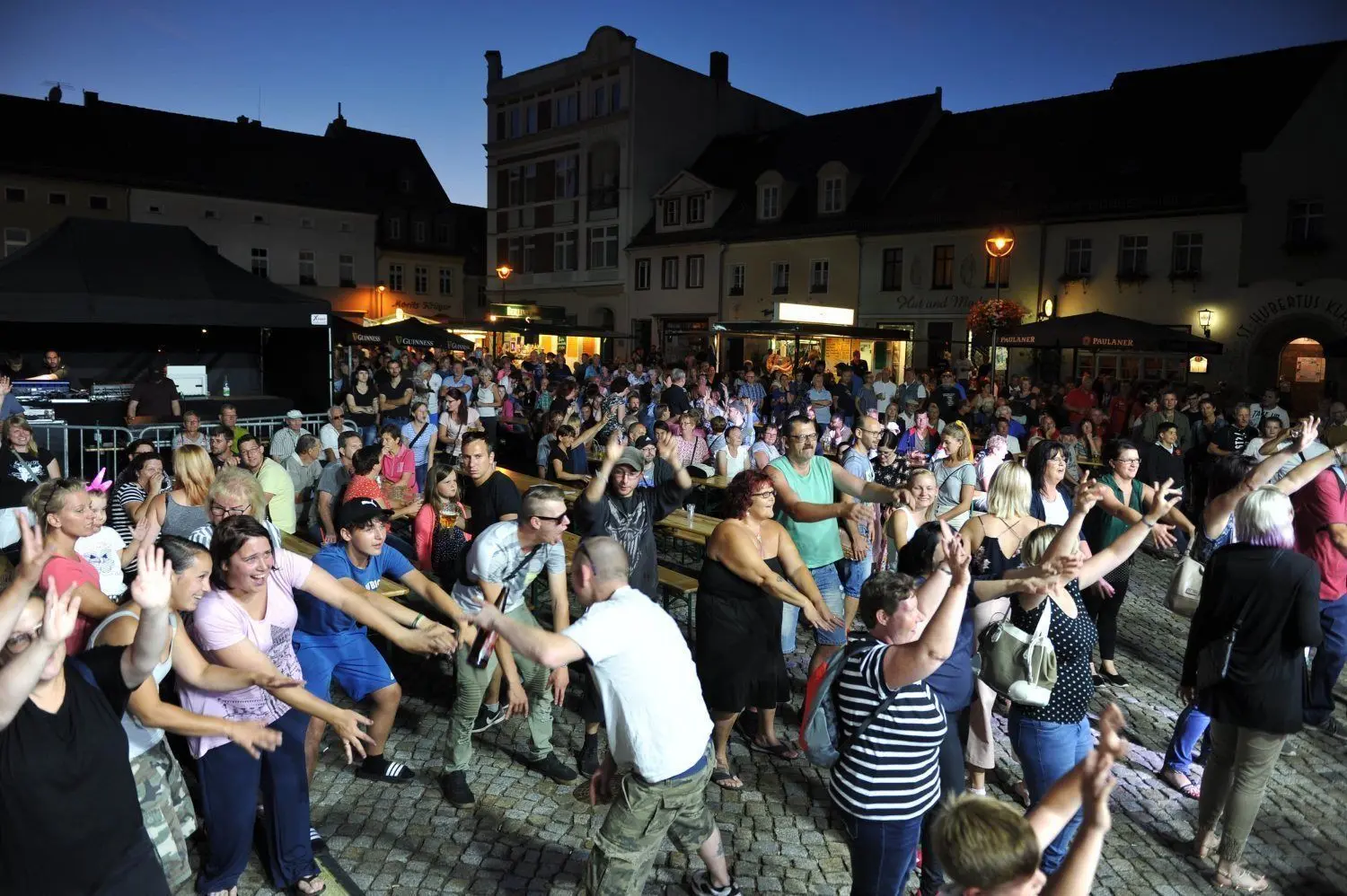 Auf dem Senftenberger Marktplatz wird bis weit nach Mitternacht gefeiert.