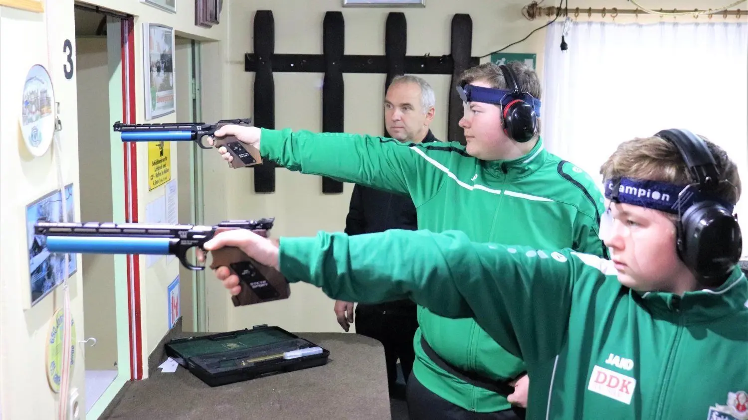 Hin und wieder besuchen die Sportschüler David (M.) und Fabian Obenaus noch ihre alte Trainingsstätte, das Schützenhaus in Döllingen. Ein stets aufmerksamer Beobachter ihrer Leistungen ist ihr Vater Jens.