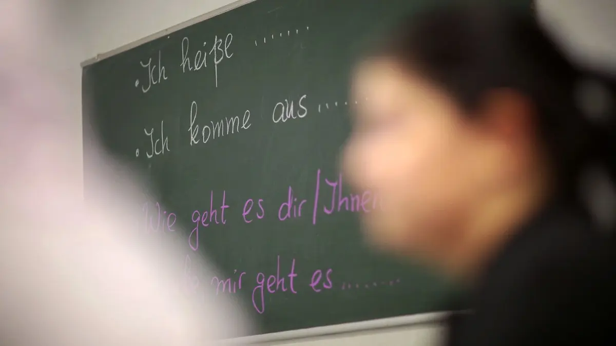 Die Stadt Reutlingen hat für die Integration der Flüchtlinge bislang enorme Anstrengungen unternommen. Die Verwaltung legte jetzt neueste Zahlen vor.
ARCHIV - 05.11.2015, Rheinland-Pfalz, Mainz: Auf einer Tafel steht bei einem Integrationskurs für Frauen "Ich heiße..., Ich komme aus..., Wie geht es dir?" und "mir geht es...". Traumata, die Trennung von Familienmitgliedern, schwierige Wohnverhältnisse und niedriges Bildungsniveau - das sind die größten Hindernisse für Flüchtlinge beim Deutschlernen. Frauen mit Kleinkindern nehmen zudem oft gar nicht erst an den angebotenen Kursen teil, vor allem dann, wenn sie kleine Kinder haben. Das zeigt die erste Auswertung einer Studie des Bundesamtes für Migration und Flüchtlinge (Bamf) zur Qualität der Integrationskurse, die am Dienstag in Berlin vorgestellt wurde. Foto: Fredrik von Erichsen/dpa +++ dpa-Bildfunk +++