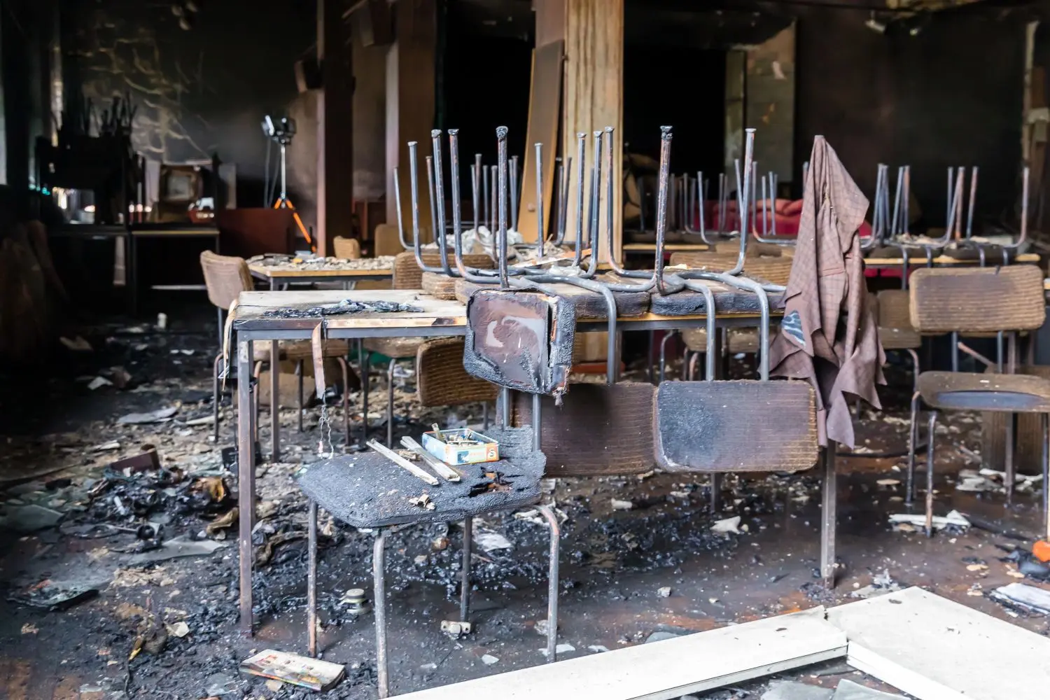 29.03.2020, Brandenburg, Drebkau: Brand im Drebkauer Volkshaus: Das Drebkauer Volkshaus wurde bei einem Brand in der Nacht zum Sonntag vollständig zerstört. 60 Kameradinnen und Kameraden der Drebkauer Feuerwehr und von Wehren der umliegenden Ortsteile sowie aus Cottbus konnten mit 15 Fahrzeugen verhindern, dass sich das Feuer auf das Schützenhaus und andere angrenzende Gebäude ausbreitete. Die Kriminalpolizei nahm die Brandursachenuntersuchung auf.Foto: Frank Hammerschmidt