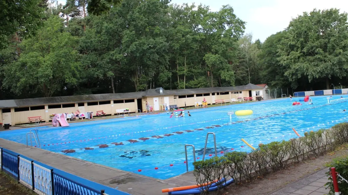Das Sommerbad Vetschau bleibt ein Zuschussgeschäft für die Stadt. Unabhängig von einer nicht sichergestellten Sanierung taucht nun ein weiteres Problem auf.
Das Sommerbad Vetschau profitiert von den bisherigen schönen Sommerwetter. 30 Prozent mehr Einnahmen als im vorigen Jahr zur gleichen Zeit verzeichnet die Badleiterin. Trotzdem bleibt das Freibad ein Zuschussgeschäft für die Stadt, die dennoch weiterhin am Bad fest. Foto: Stephan Meyer