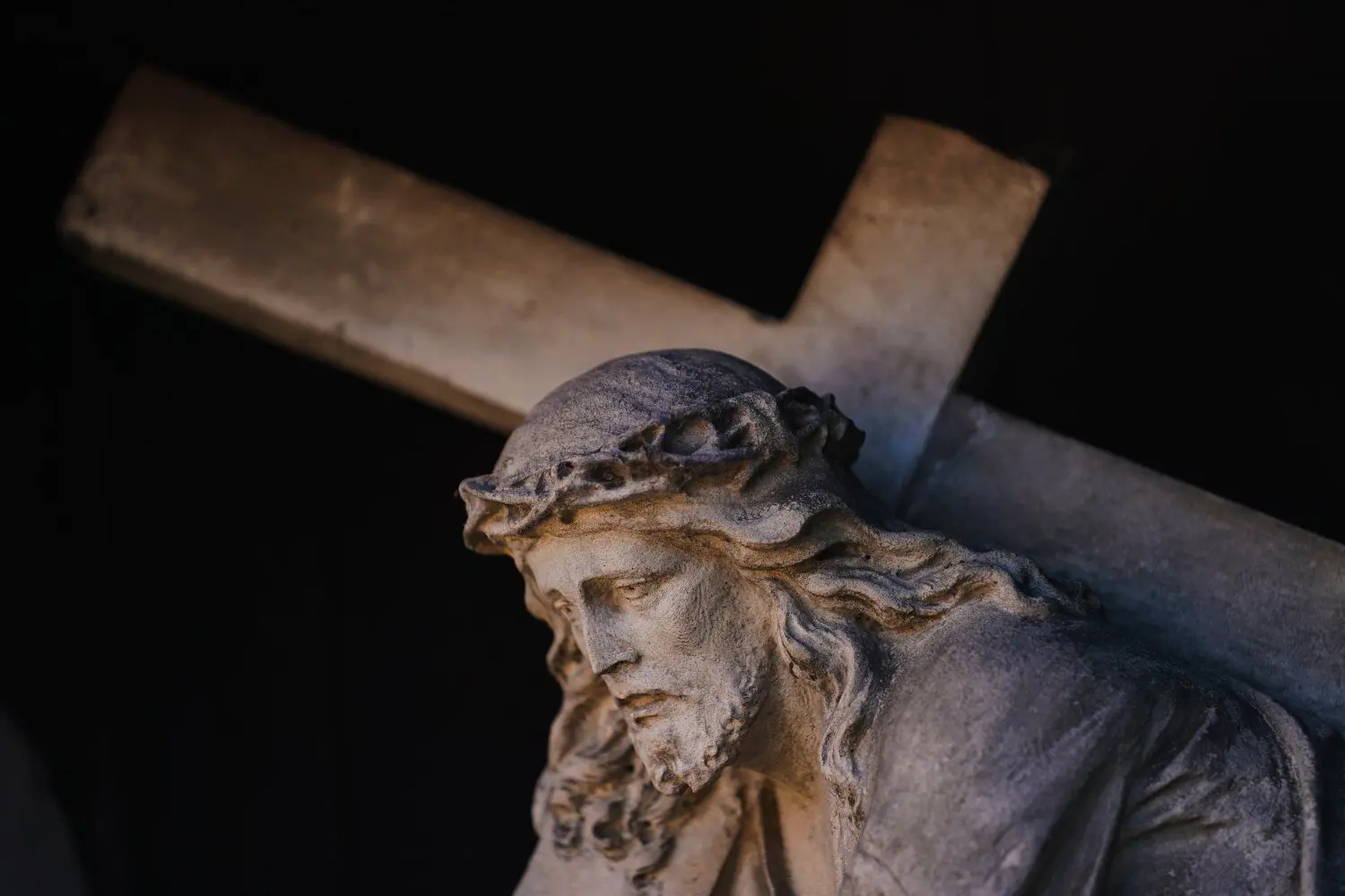 Jesus Christus hat sich in den Dienst der Menschen gestellt, sich für ihre Sünden kreuzigen zu lassen. Wie soll die Kirche seinem Beispiel folgen? Darüber gibt es Streit in der katholischen Kirche.