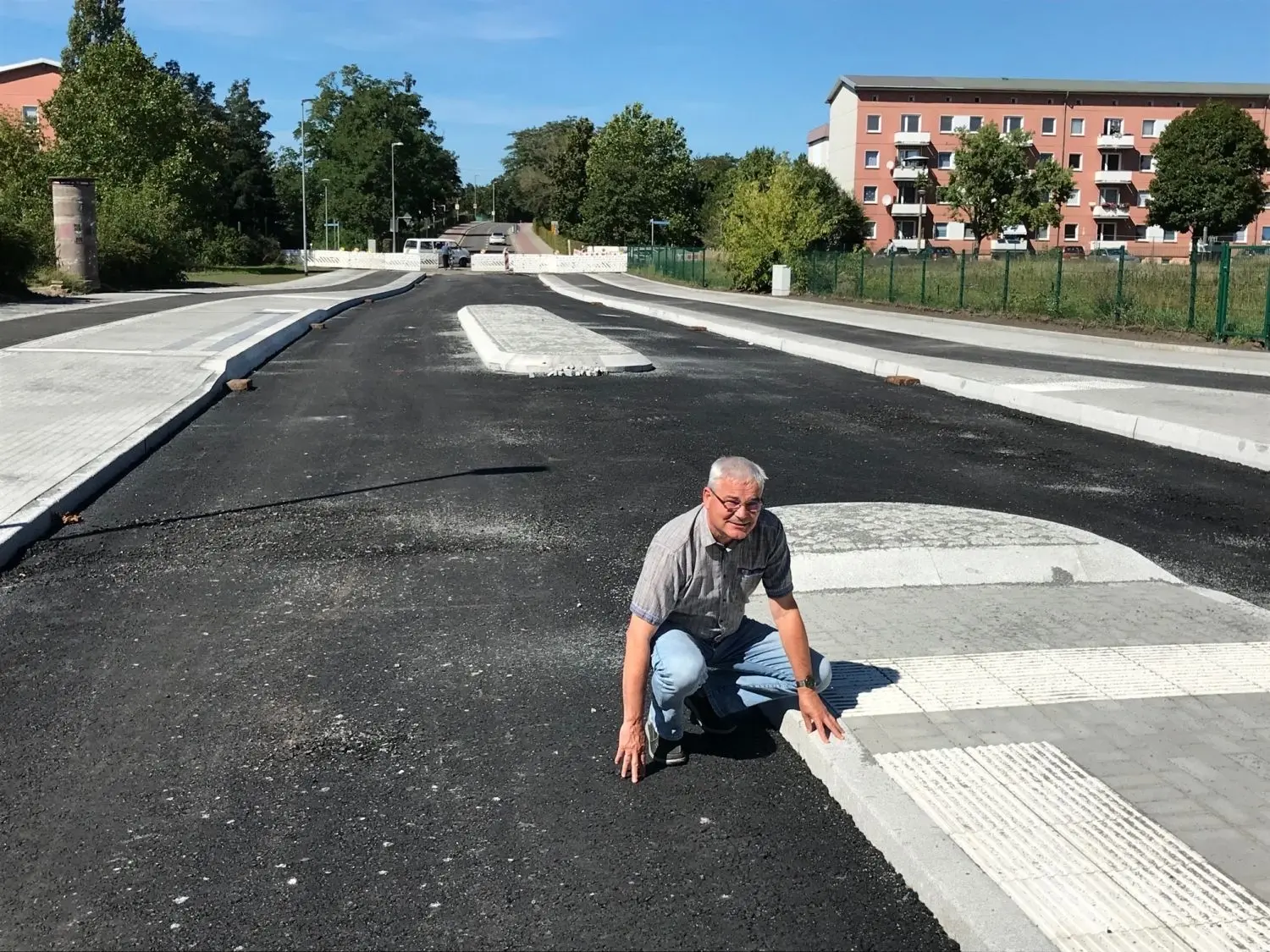 Der Senftenberger Straßen- und Tiefbauamtsleiter Frank Hellmund prüft hier die erste Asphaltschicht in der Wilhelm-Pieck-Straße. Die finale Schicht folgt Mitte September.