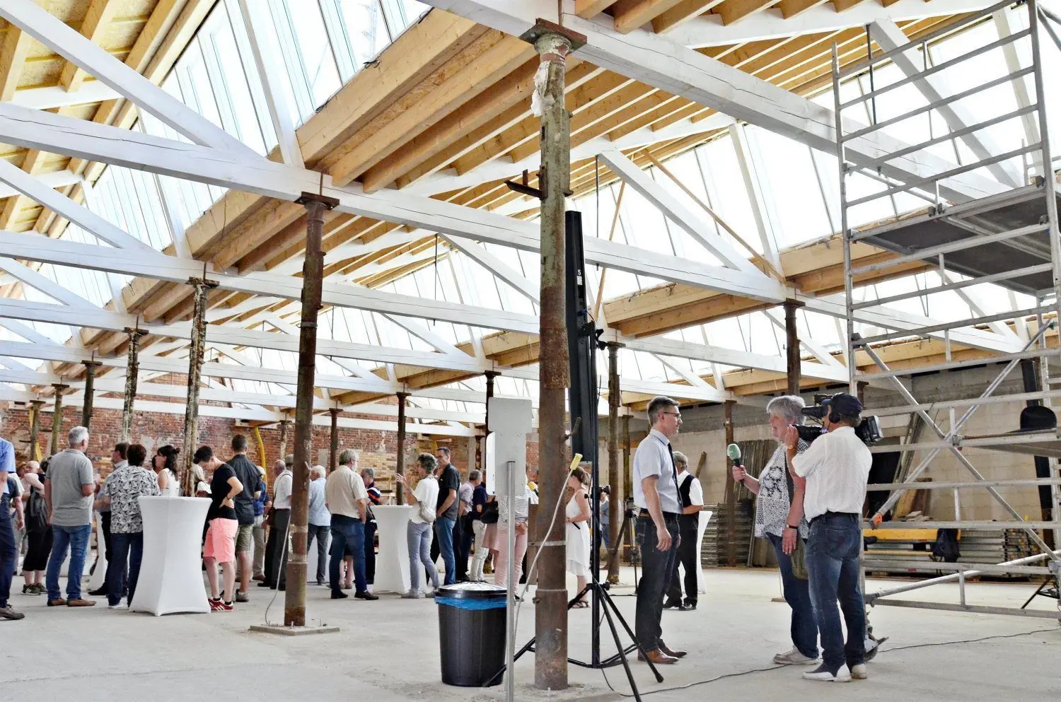 Am 18.Juni 2021 wurde mit geladenen Gästen Richtfest für die neue Stadthalle in Finsterwalde, die Kulturweberei heißen wird, gefeiert - im Eingangsbereich unterm wiederaufgebauten Sheddach.
