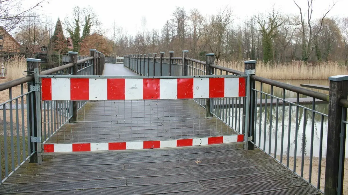 Gesperrt ist der Zugang zur Fußgängerbrücke an der Spreelagune.
Gesperrt ist der Zugang zur Fußgängerbrücke an der Spreelagune.