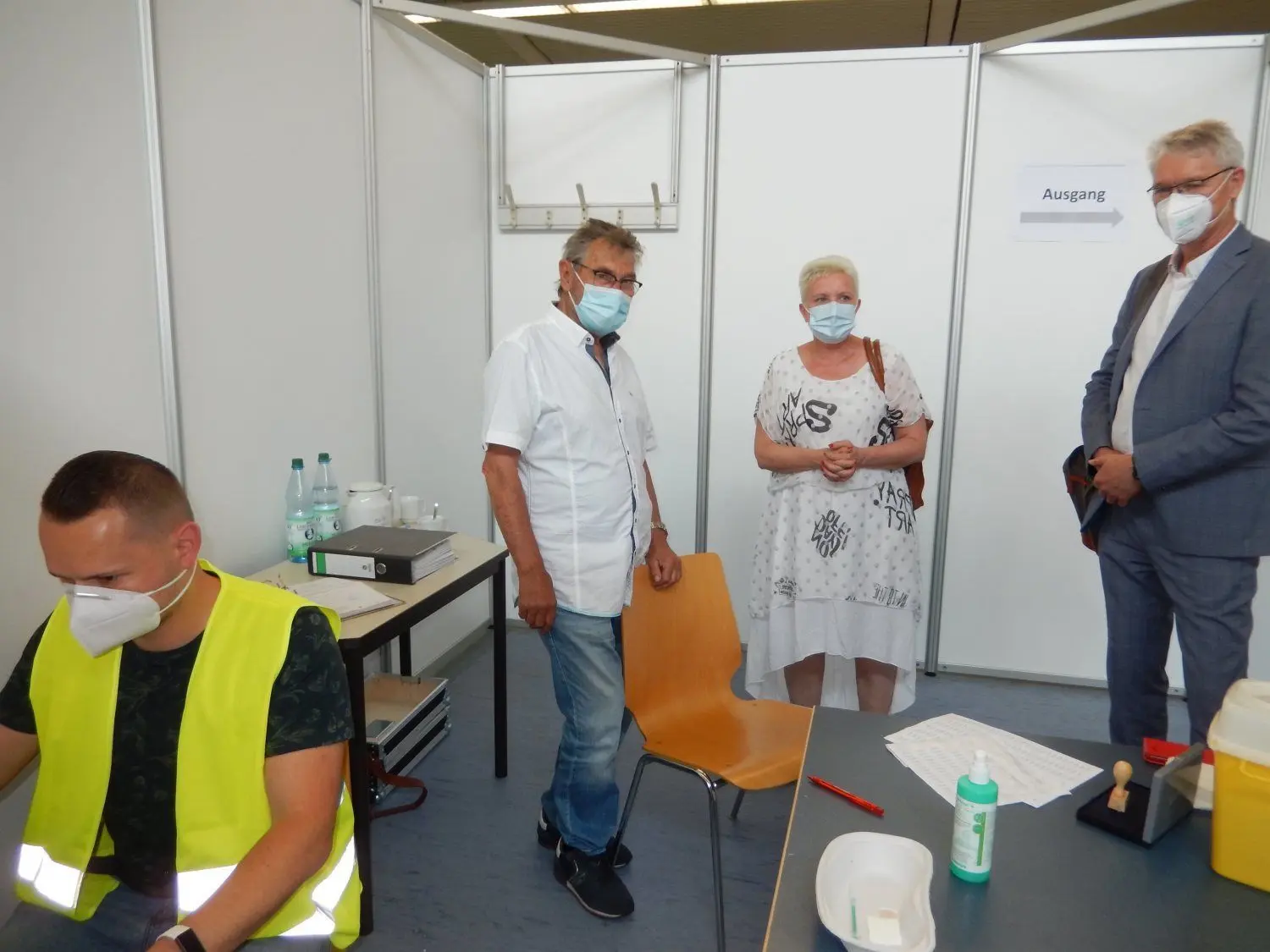 Impfarzt Dr. Wolfgang Jäckel (2.v.l) im Gespräch mit der Forster Bürgermeisterin Simone Taubenek (2.v.r.) und Michael Koch, Sozialdezernent des Landkreises Spree-Neiße (r.).