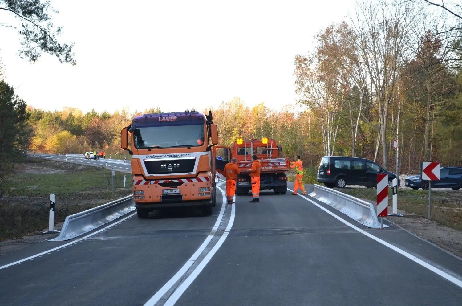 Die letzten Arbeiten an der alten, neuen Straße: Die B97 zwischen Hoyerswerda und Schwarze Pumpe ist wieder freigegeben.
