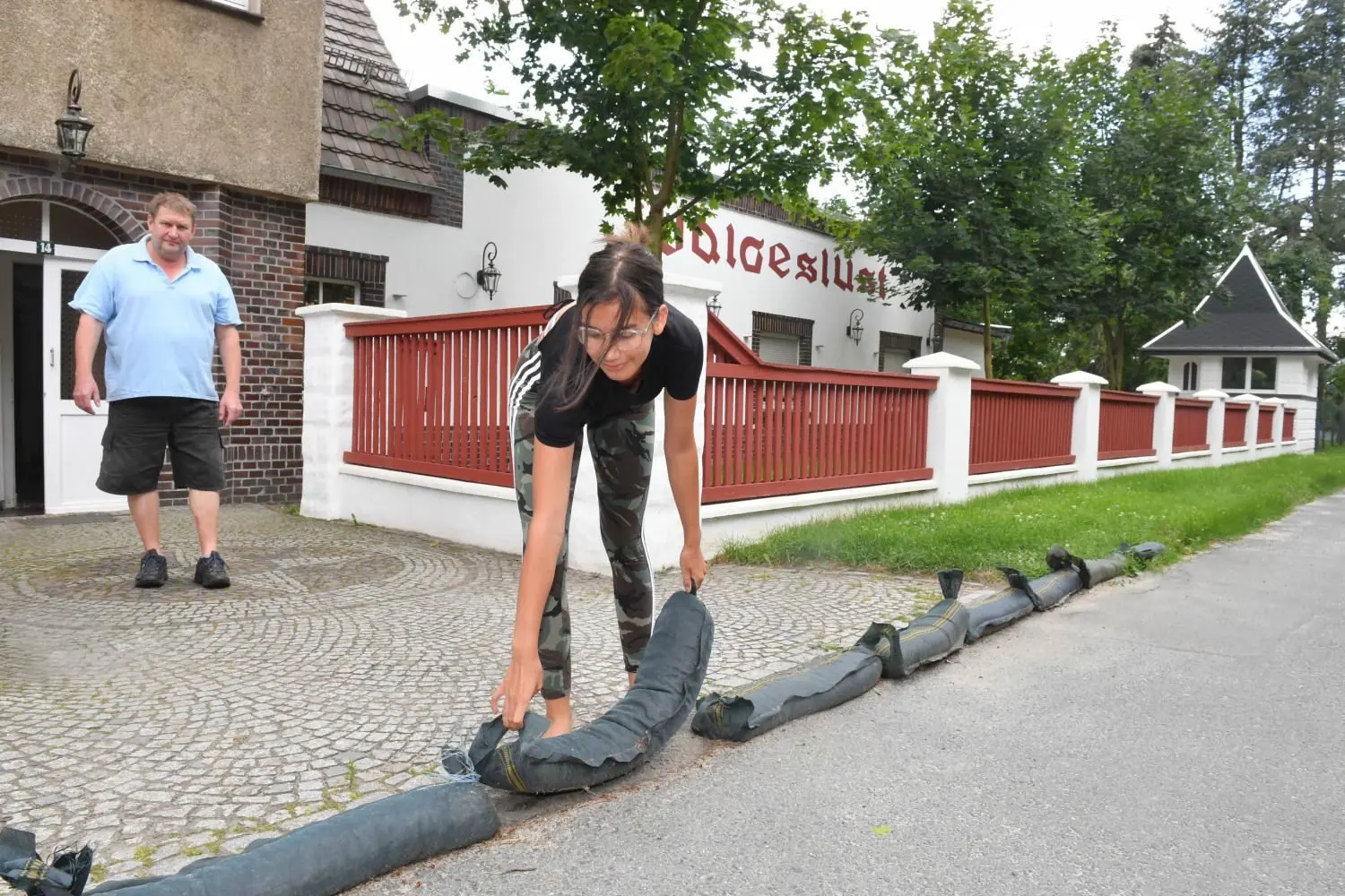 Starkregen in ElbeElster Familie in Kahla schützt sich mit Sandsäcken
