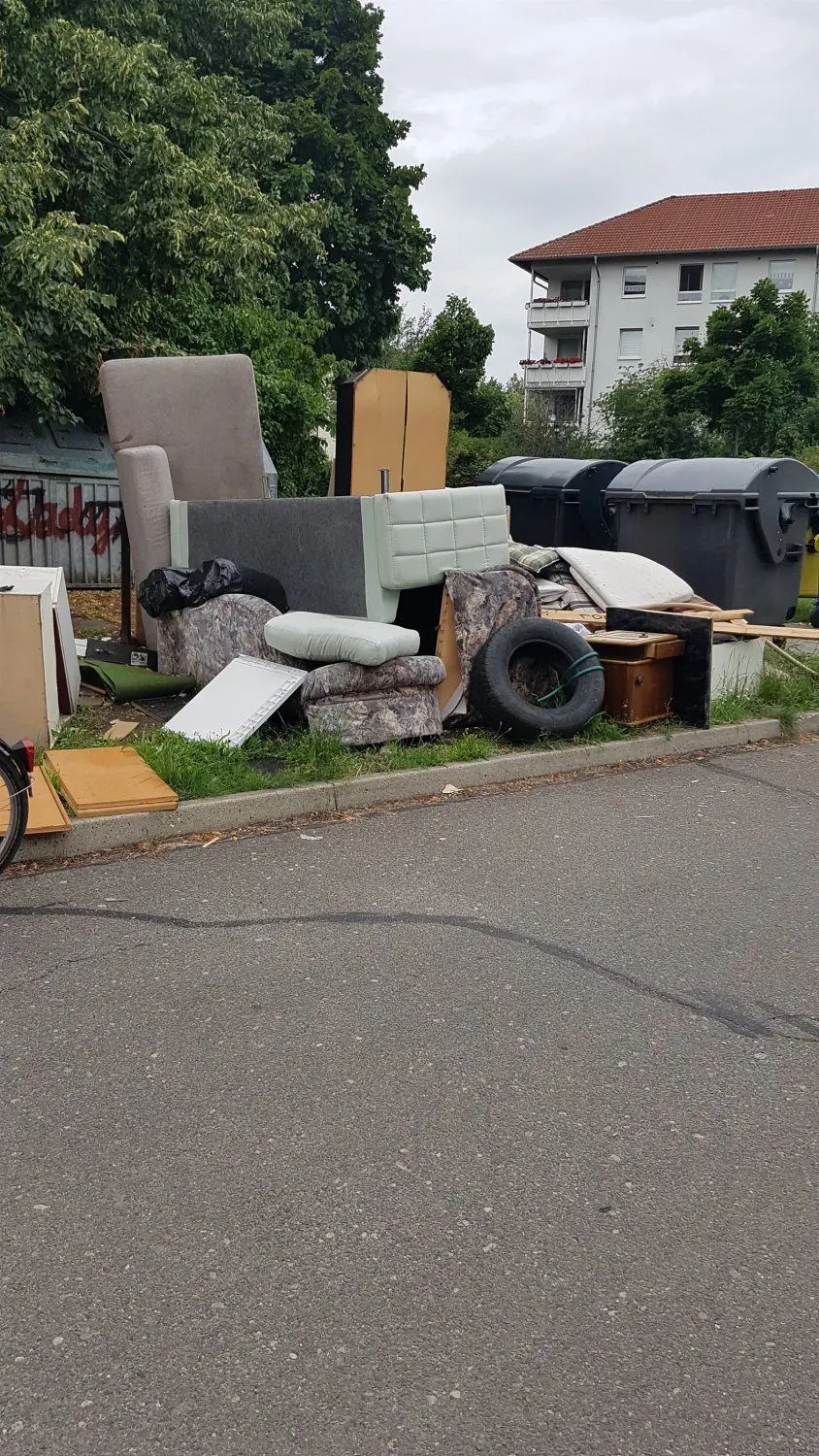 Im Cottbuser Stadtteil Neu-Schmellwitz gibt es Müllansammlungen. Anwohner aus der Willi-Budich-Straße beklagen die Zustände.
