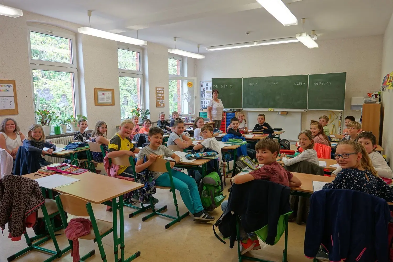 Die Klasse 4 und Lehrerin Petra Proske an der Geschwister-Scholl-Grundschule in Weißwasser im Matheunterricht. Seit dem 18. Mai sind sie als Klasse wieder vereint.