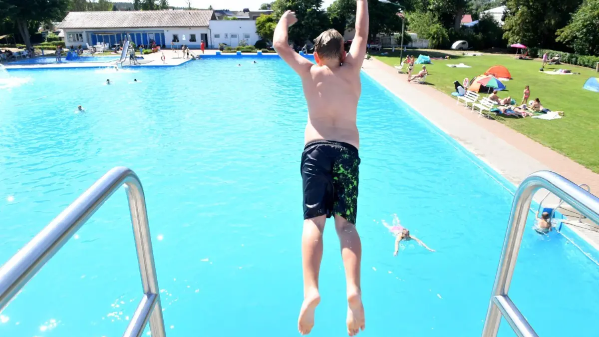 Die Sprungtürme wirken wie Magneten auf die jugendlichen Badbesucher in Merzdorf.
Freibad-Check der Rundschau Bad Merzdorf
- Die Sprungtürme wirken wie Magneten auf die jugendlichen Badbesucher