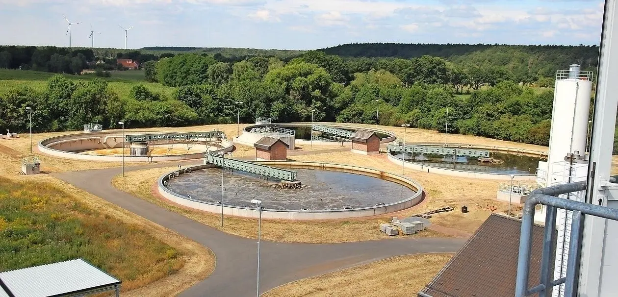 Blick vom rund 17 Meter hohen Faulturm auf die Klärbecken der biologischen Wasserreinigung.